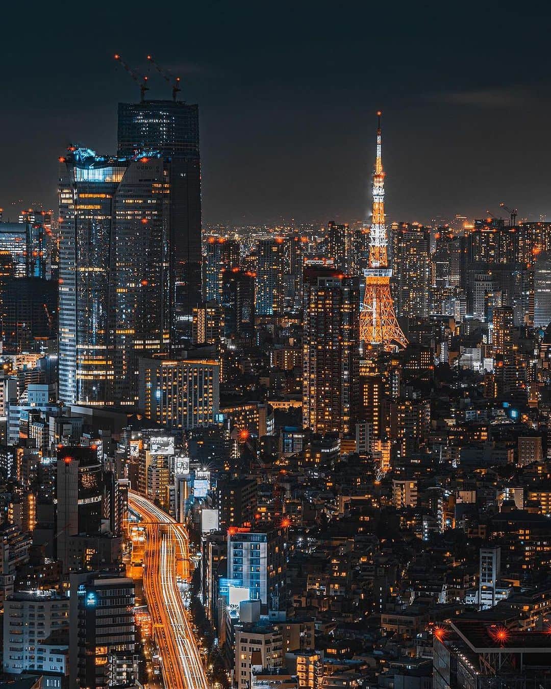 東京タワーさんのインスタグラム写真 - (東京タワーInstagram)「. こちらも、今や定番となった構図。   東京夜景の中、高層ビル群と並び ランドマークライトに輝く東京タワー🗼 ビルの光とは違う、温かみのあるカラーですね。  そして、改めて東京の夜景の 美しさに魅了されます✨   本日は、Your Tokyo Tower🗼から @nissy_photogram さんのお写真をご紹介！   素敵なお写真をありがとうございました😊  --------------------------------  【 お知らせ 】  メインデッキの夜景を彩る 季節のプロジェクションマッピング 夜景に広がる夏の情景  TOKYO TOWER CITY LIGHT FANTASIA ~Summer landscape 2023~開催中！  詳細はプロフィールの ストーリーズハイライト「CLF」から↓↓↓ @tokyotower_official  --------------------------------  #東京タワー #東京タワー🗼 #tokyotower #tokyotower🗼  #夜景 #東京夜景 #nightview」7月25日 17時46分 - tokyotower_official