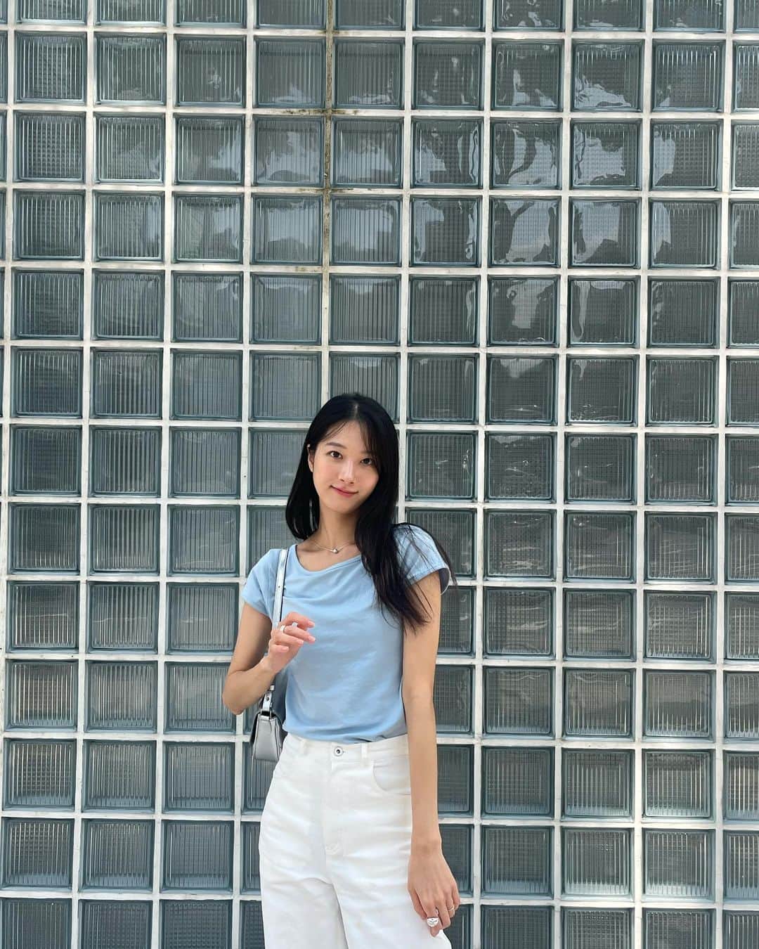 ミナ のインスタグラム：「소파 고르기 대장정..🛋️  올해 안에는 사겠지 우리..?🧸」
