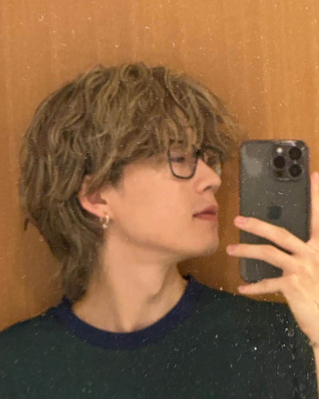 ゆうたのインスタグラム：「フィルムカメラ的なエモさかと思いきや 鏡の汚さ 横、横、タコ 他撮りより鏡自撮りがブーム  #この前赤の服だったけど #今日は緑の服 #原色マン」