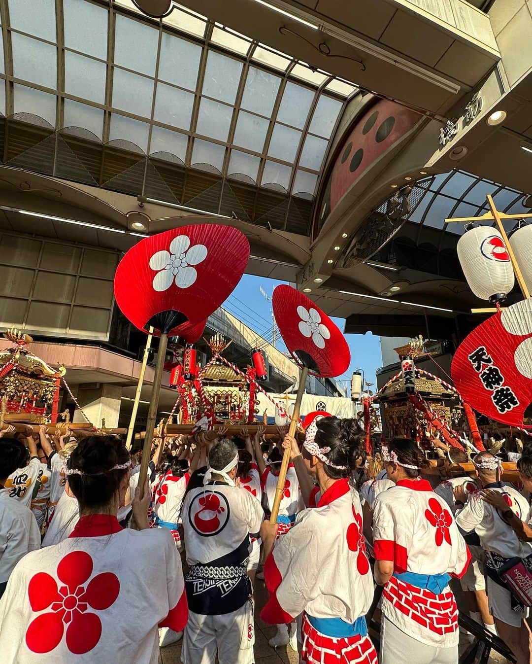 きゃっするひとみーさんのインスタグラム写真 - (きゃっするひとみーInstagram)「ワッショーイ🪅✨✨  大阪の夏！！！！ 天神祭がかえってきた😭✨  母が亡くなった20歳の夏、家族が元気になることに挑戦したいと受けた天神祭のギャル神輿。  そこから数年経ち、三女出産から3ヶ月も経ってない8年前、35回記念でまたギャル神輿を。  産後すぐにお神輿担ぐって目標があったから、産後に走り始めるきっかけになって。😂 そこから今。 ランニングが仕事になって日本中を走れるようになってる。  私のランニングの原点はお神輿やな😂✨  全部の音が懐かしくて。  天神祭りがかえってきて嬉しくて何回も泣いた😭 そして何年振りにあっても変わらんみんなともたくさん会えた😭❤️✨✨  よっちゃん、蜷川さん、いつもありがとう！！！！ 大阪のお好み焼きは #千草　しかいかんね✨❤️  今日の花火は大阪城走りながら見ます！ 行く方たのしんでね☺️  #天神祭 #天神祭ギャルみこし  #天神祭り  #天神祭奉納花火 #天四北」7月25日 17時53分 - takaxjumppp