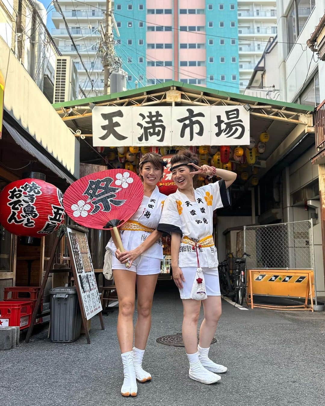 きゃっするひとみーさんのインスタグラム写真 - (きゃっするひとみーInstagram)「ワッショーイ🪅✨✨  大阪の夏！！！！ 天神祭がかえってきた😭✨  母が亡くなった20歳の夏、家族が元気になることに挑戦したいと受けた天神祭のギャル神輿。  そこから数年経ち、三女出産から3ヶ月も経ってない8年前、35回記念でまたギャル神輿を。  産後すぐにお神輿担ぐって目標があったから、産後に走り始めるきっかけになって。😂 そこから今。 ランニングが仕事になって日本中を走れるようになってる。  私のランニングの原点はお神輿やな😂✨  全部の音が懐かしくて。  天神祭りがかえってきて嬉しくて何回も泣いた😭 そして何年振りにあっても変わらんみんなともたくさん会えた😭❤️✨✨  よっちゃん、蜷川さん、いつもありがとう！！！！ 大阪のお好み焼きは #千草　しかいかんね✨❤️  今日の花火は大阪城走りながら見ます！ 行く方たのしんでね☺️  #天神祭 #天神祭ギャルみこし  #天神祭り  #天神祭奉納花火 #天四北」7月25日 17時53分 - takaxjumppp