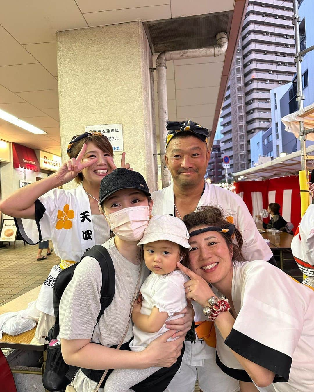 きゃっするひとみーさんのインスタグラム写真 - (きゃっするひとみーInstagram)「ワッショーイ🪅✨✨  大阪の夏！！！！ 天神祭がかえってきた😭✨  母が亡くなった20歳の夏、家族が元気になることに挑戦したいと受けた天神祭のギャル神輿。  そこから数年経ち、三女出産から3ヶ月も経ってない8年前、35回記念でまたギャル神輿を。  産後すぐにお神輿担ぐって目標があったから、産後に走り始めるきっかけになって。😂 そこから今。 ランニングが仕事になって日本中を走れるようになってる。  私のランニングの原点はお神輿やな😂✨  全部の音が懐かしくて。  天神祭りがかえってきて嬉しくて何回も泣いた😭 そして何年振りにあっても変わらんみんなともたくさん会えた😭❤️✨✨  よっちゃん、蜷川さん、いつもありがとう！！！！ 大阪のお好み焼きは #千草　しかいかんね✨❤️  今日の花火は大阪城走りながら見ます！ 行く方たのしんでね☺️  #天神祭 #天神祭ギャルみこし  #天神祭り  #天神祭奉納花火 #天四北」7月25日 17時53分 - takaxjumppp