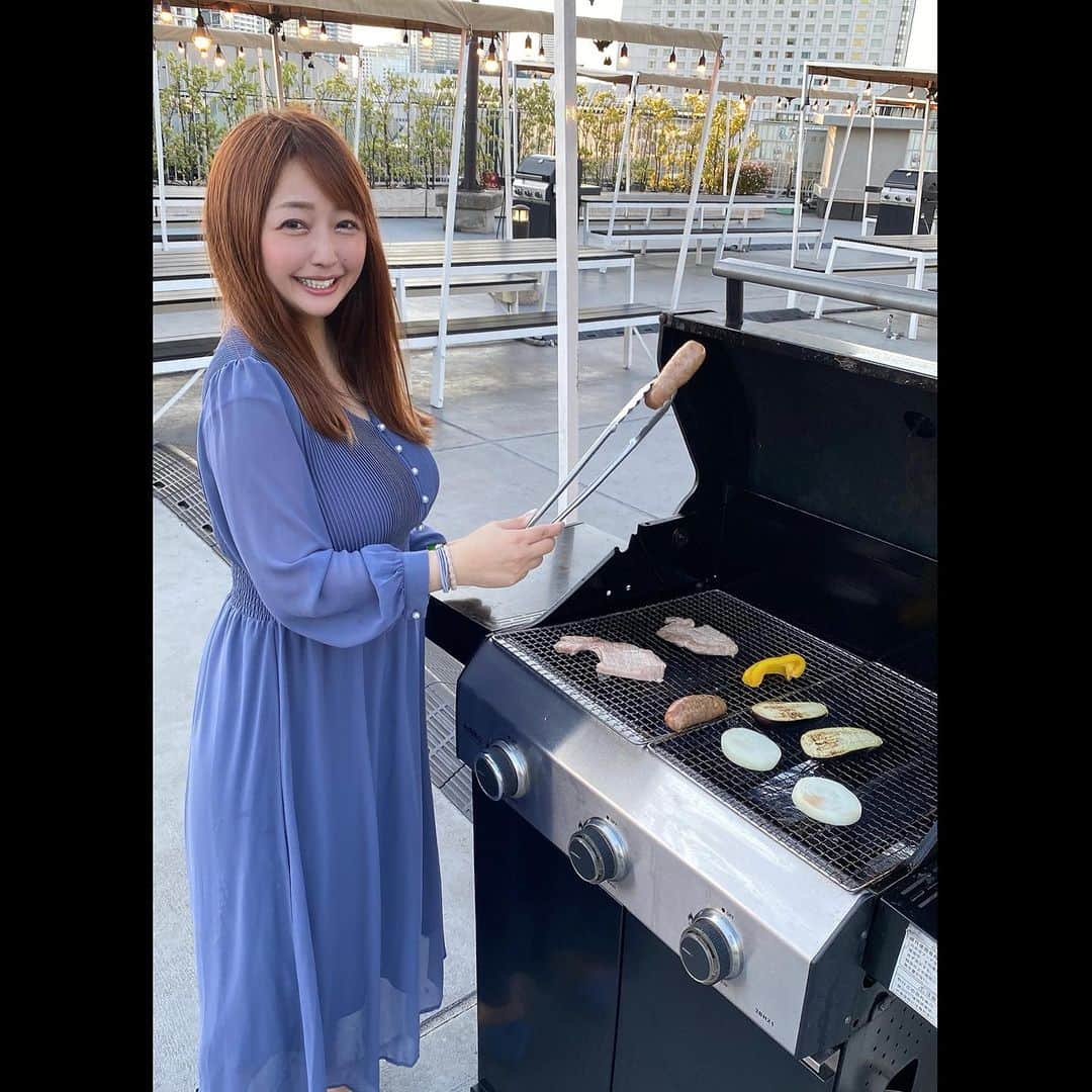 橋元優菜さんのインスタグラム写真 - (橋元優菜Instagram)「横浜ワールドポーターズの屋上でBBQ🍖してきました🔥  BACKYARDみなとみらいさん ( @backyard_minatomirai )  横浜夜景の穴場〝横浜ワールドポーターズ〟の屋上🌃 みなさん行った事ありますか？？  私はよく友達とのお散歩で来ているのですが ここのBBQ場はまじで良い♡  広々としたスペースで周りを気にせず楽しめるの最高🥺✨  まだあんまりバレてないナイトスポットだから 混雑が嫌な方にも超オススメです☜‼️  ドリンク購入だけでもこのバーベキュースペースに入れるので、  お庭で写真撮ったり 巨大な観覧車の前で告白したり してみて欲しいなって🥸  PR @backyard_minatomirai #ビアガーデン #バーベキュー #横浜バーベキュー #横浜グルメ #backyard_minatomirai #横浜ビアガーデン #みなとみらいディナー #横浜ディナー #BBQ #夜景スポット #横浜観光 #横浜ワールドポーターズ #デートスポット #夜景撮影 #夜景デート #水色コーデ #水色ワンピース #みなとみらい夜景 #観覧車のある風景」7月25日 17時55分 - oosakayuu