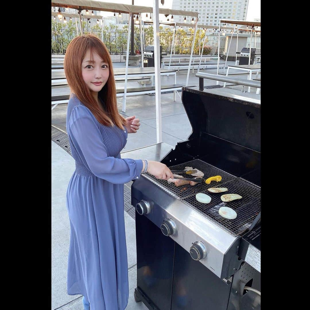 橋元優菜さんのインスタグラム写真 - (橋元優菜Instagram)「横浜ワールドポーターズの屋上でBBQ🍖してきました🔥  BACKYARDみなとみらいさん ( @backyard_minatomirai )  横浜夜景の穴場〝横浜ワールドポーターズ〟の屋上🌃 みなさん行った事ありますか？？  私はよく友達とのお散歩で来ているのですが ここのBBQ場はまじで良い♡  広々としたスペースで周りを気にせず楽しめるの最高🥺✨  まだあんまりバレてないナイトスポットだから 混雑が嫌な方にも超オススメです☜‼️  ドリンク購入だけでもこのバーベキュースペースに入れるので、  お庭で写真撮ったり 巨大な観覧車の前で告白したり してみて欲しいなって🥸  PR @backyard_minatomirai #ビアガーデン #バーベキュー #横浜バーベキュー #横浜グルメ #backyard_minatomirai #横浜ビアガーデン #みなとみらいディナー #横浜ディナー #BBQ #夜景スポット #横浜観光 #横浜ワールドポーターズ #デートスポット #夜景撮影 #夜景デート #水色コーデ #水色ワンピース #みなとみらい夜景 #観覧車のある風景」7月25日 17時55分 - oosakayuu