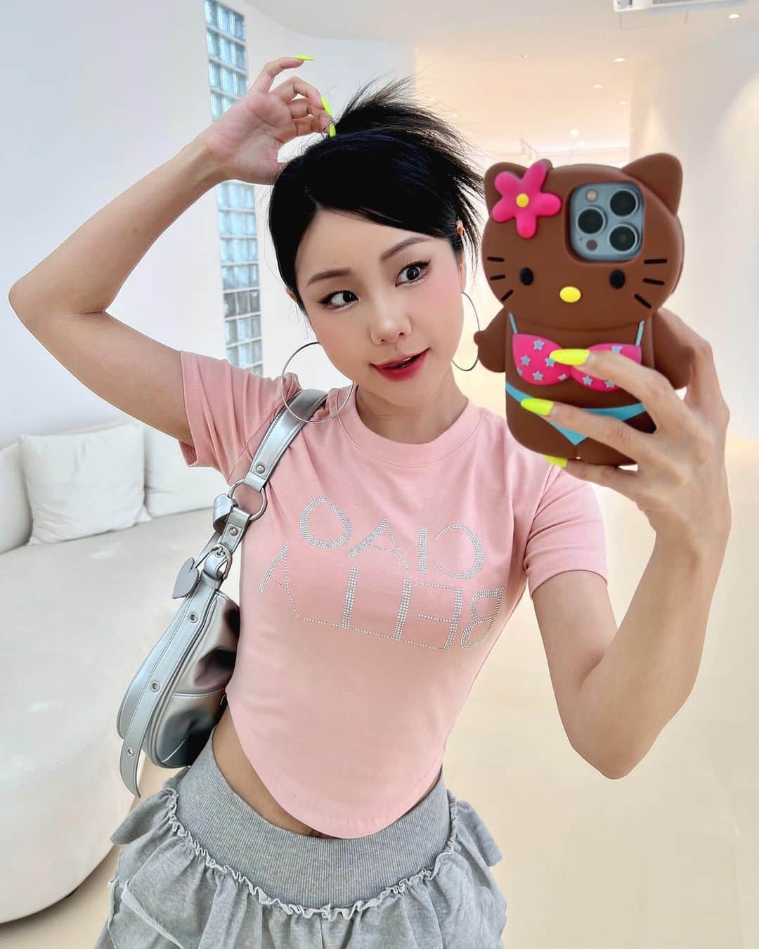 YoonCharmiのインスタグラム：「거울셀카는 백년만이네~~??💗💓💞 오늘 코디의 뽀인트는 🤍실버🤍에옹🤍🤍🤍  #오오티디 #오늘의코디 #y2kstyle」