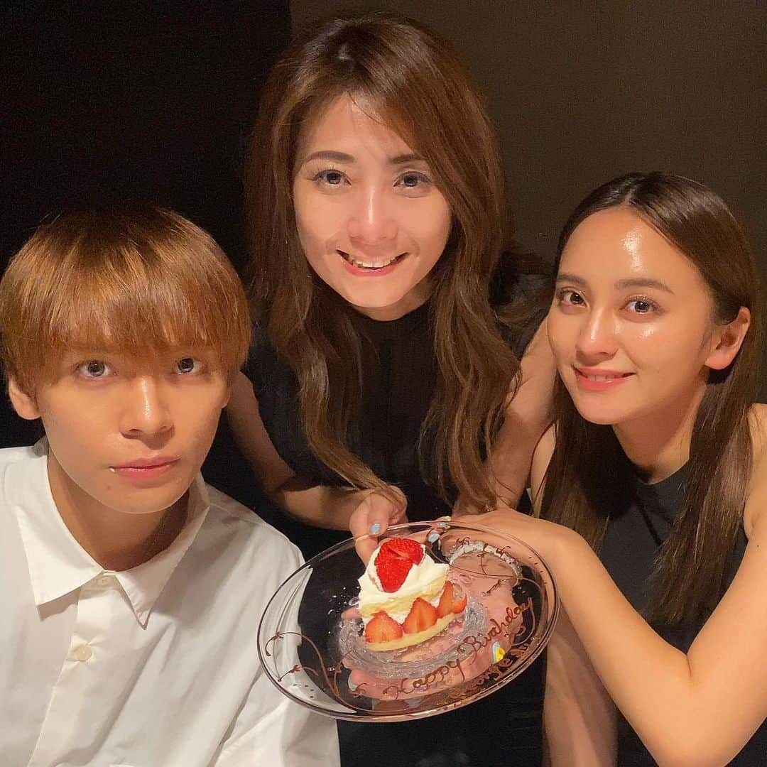 岡田祐佳さんのインスタグラム写真 - (岡田祐佳Instagram)「お誕生日を 子供達に祝ってもらいました♡  毎年私の誕生日を2人が祝ってくれる☺️  こんな嬉しくて幸せなことはホントない!!て、位に毎年泣かされちゃいます。  お家でケーキだけで充分なのに毎年2人で色々考えてくれて  今年は、なかなか行けない素敵なお店を予約してくれた😍😆😭 (詳しくは次の投稿で)  ま、途中岡田兄妹のYouTube撮ったりしてたけど… (でも、殆ど撮らず 食事を楽しみました。)  YouTubeの撮影関係なく 家族、親子のぶっちゃけトークも花が咲きました(笑) 沢山あーだこーだ51歳の豊富、目標はなんだ？とか、子供達に望むことは？とか、色々聞かれたが 結局子供らの言いたいことは 今年はいい加減彼氏を作ってくれ😭でした。 孤独死されたら嫌だからって(笑) そして、自分の為の人生を生きて欲しい。 相手ファーストではなく自分ファーストで生きて欲しいと😭 嬉しいことを言ってくれるけど、大人になった2人の成長を頼もしくも寂しくあった母ゆか51歳の夏でした(笑)  でも、誕生日の日が特別でなく、毎日と言っていいほど3人で会話もするしご飯も一緒によく食べるし だからと言って ひっつき過ぎずのこの関係がずっと続いてることに感謝😊  親子仲良いねっ秘訣は？てよく聞かれるけど もちろん喧嘩も沢山？するし何も特別なことは無いけど  親であれ子供であれ ちゃんと相手の事を思う気持ちがあるのと尊敬の念？感謝の気持ちがあること。 ありがとう ごめんなさいはちゃんと言うこと。をしてるだけであとは、なんも特別な事は無い。。。。  あ！  1番大事なのは、 私が子供達を大好きだと言うことかな笑笑笑笑笑(/// ^///)w  隆之介、結実ありがとう😊   #誕生日 #ありがと  #感謝 #幸せ #泣かされる #18日19日20日のどれかで毎年祝ってくれる #でもディスられる #泣くな #すぐ泣く #それでもいい #大好き #私の唯一誇れるとこ #子供達  #母親はみんなだいたいそう#適度な距離 #子離れしてる  #素敵なお店  #予約困難 #岡田兄妹 #YouTube #何故かケーキのメッセージが隆之介や結実からじゃない(笑) #真相は次回の投稿にて #目が腫れてる」7月25日 17時57分 - yukachin719