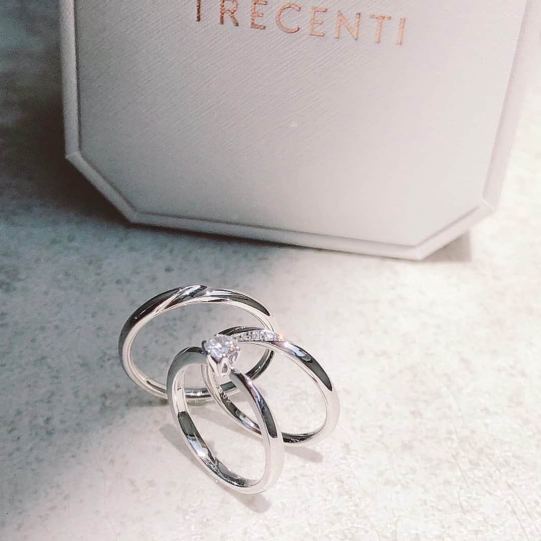 TRECENTI トレセンテさんのインスタグラム写真 - (TRECENTI トレセンテInstagram)「軽やかにお着けいただける「ウェヌス」は、婚約指輪と重ねていても圧迫感を感じない絶妙な美しさです。 他シリーズの婚約指輪(ストレートライン)との重ね付けも可能ですが、ウェヌスシリーズ同士での重ね付けが一層おすすめです💍  ----------------------------------------------  #トレセンテ #trecenti #婚約指輪 #結婚指輪 #エンゲージリング #マリッジリング #婚姻届 #ブライダルリング #プレ花嫁 #プレ花嫁さんと繋がりたい #内甲丸 #日本中の花嫁さんと繋がりたい #日本中のプレ花嫁さんと繋がりたい #ブライダル専門店 #結婚式前撮り #ブライダルジュエリー #全国のプレ花嫁さんと繋がりたい #ダイヤモンドリング #ウェディング #プロポーズ #エンゲージリング探し #サプライズプロポーズ #プロポーズ準備 #重ねづけ #指輪選び #指輪探し#エンゲージリングと重ね付け #重ねづけリング #セットリング」7月25日 18時07分 - trecenti_flora