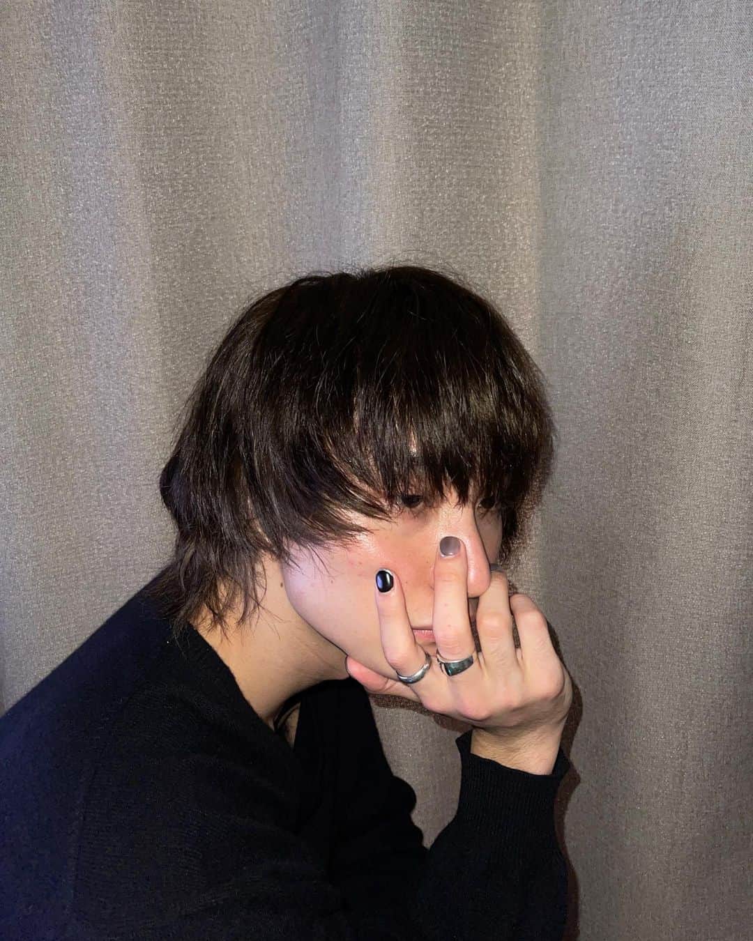 山下諒真のインスタグラム：「久しぶりにネイルをしました💅 やっぱり気分あがる笑 今話題のチタネイル塗ったから爪を守りながらジェルネイルできた✌️ #チタネイル #TITANAIL」