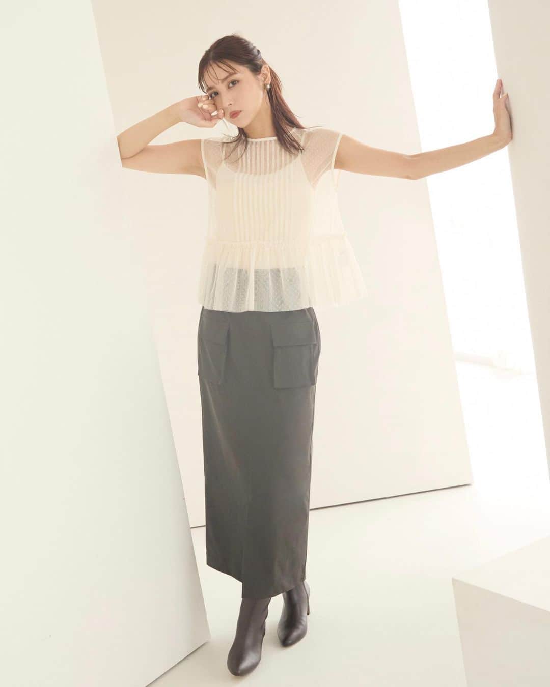 NATURAL BEAUTY BASICのインスタグラム：「Sensual Trad Meets.Ren Ishikawa  ■チュールピンタックブラウス ¥7,480 tax in size:FR color:クロ/エクリュ #0173210746  ■フロントノッチアウトポケットナロースカート ¥9,900 tax in size:S/M color:ベージュ/ディープグリーン #0173220801  ---------------------------------  石川恋さんが素敵に着こなしてくださった 新作のwebカタログ、第2弾が大好評公開中♪  今買ってすぐに使えるAWコレクションを イチ早くデリバリー。  ハリのあるシャツや、きれいめなブラウスにタックパンツ… 定番人気のベーシックアイテムに、 シアー感のある素材に女性らしさを引き立てるシルエットで センシュアルなエッセンスを注入。 石川さんのムード溢れる着こなしに注目です。  詳しくは @naturalbeautybasic_official プロフィールのURLより webカタログをチェック♪   #石川恋 さん #チュールブラウス #ドットブラウス #シアーブラウス #スカート #秋先取り #秋コーデ #夏コーデ #お出かけコーデ #オフィスコーデ #オフィスカジュアル #通勤コーデ #大人可愛い #カラーコーデ  #着回しコーデ #きれいめカジュアル  #ベーシックコーデ #ベーシック #ナチュラルコーデ #トレンドスタイル #シンプルコーデ #ナチュラルビューティーベーシック #naturalbeautybasic」