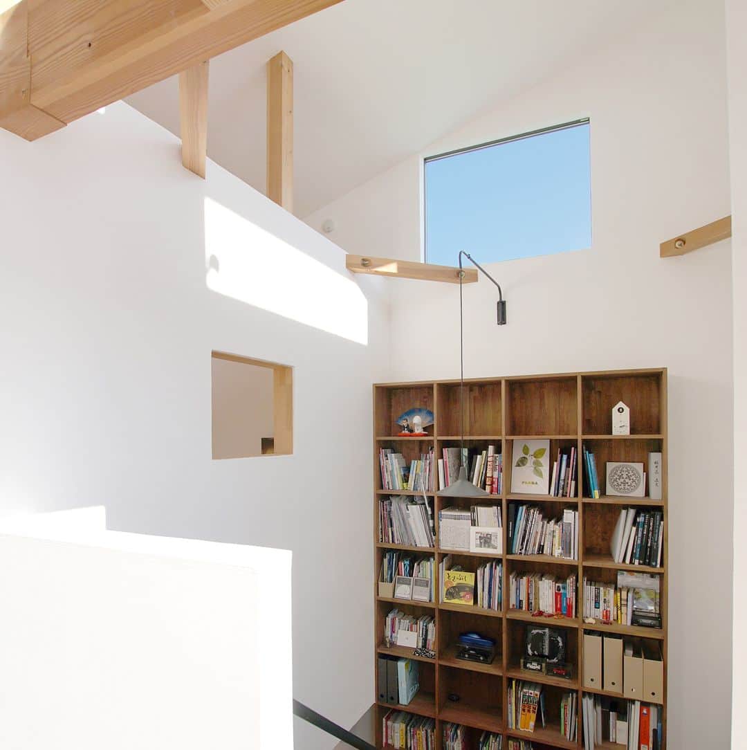 satsumahomeのインスタグラム：「大きな本棚でお家図書館📚  ＿＿＿＿＿＿＿＿＿＿＿＿＿＿＿＿＿＿＿＿＿＿＿＿＿  「体に良くないものは使わない」  漆喰や無垢材などの自然素材だけを使って建てる。 体に安心・安全な無添加の家。 豊中市・箕面市を中心とした北摂エリアで注文住宅を建てる専門工務店です。 ＿＿＿＿＿＿＿＿＿＿＿＿＿＿＿＿＿＿＿＿＿＿＿＿＿＿ さつまのリフォーム ▷@satsumahome_renovation さつまの不動産　 ▷@sh.fudousan さつまのLINE ▷@sh.lineinfo  #さつまホーム #無添加住宅 #漆喰  #マイホーム計画中の人と繋がりたい #マイホーム記録 #注文住宅 #家づくり #高気密高断熱 #施工事例 #いえすたぐらむ #おうち時間を楽しむ #収納アイデア #ルームツアー #家づくりアイデア #お部屋紹介 #インテリア好き #後悔しない家づくり #工務店だからつくれる家 #こだわりの家」