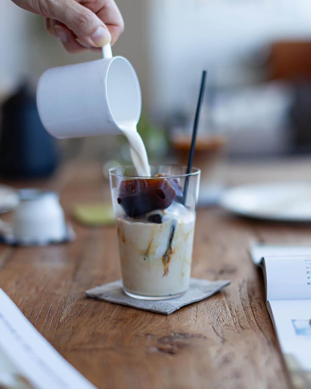cafe_no_maのインスタグラム：「English follows Japanese  梅雨が明け、うだるような暑い日が続いていますが、こんなときにぴったりの飲み物といえば氷コーヒー。一見、氷とミルクだけのシンプルな飲み物ですが、氷の大きさや溶け方で味わいはその都度ガラリと変わります。  特におすすめは、エスプレッソやマキネッタで淹れた濃厚なコーヒーを丸型の氷にしたもの。ミルクを注ぎながら、ゆっくりと溶けていく様子を楽しみます。全文は、プロフィールリンク（ @cafe_no_ma ）から、カフェノマの新しいメディア「エブリデイ コーヒー リトリート」でご覧ください。  The rainy season has given way to scorching hot days. When it gets this hot, nothing beats a refreshing glass of iced coffee. Although it might seem like a simple concoction of ice and milk, the size and melting speed of the ice can dramatically alter its flavor profile each time.   Our top recommendation is a robust coffee made with an espresso or moka pot, frozen into spherical ice. As you pour in the milk, enjoy the slow melting process. For the full story, check out our new media, 'Everyday Coffee Retreat' on cafenoma, accessible through the profile link ( @cafe_no_ma ).」