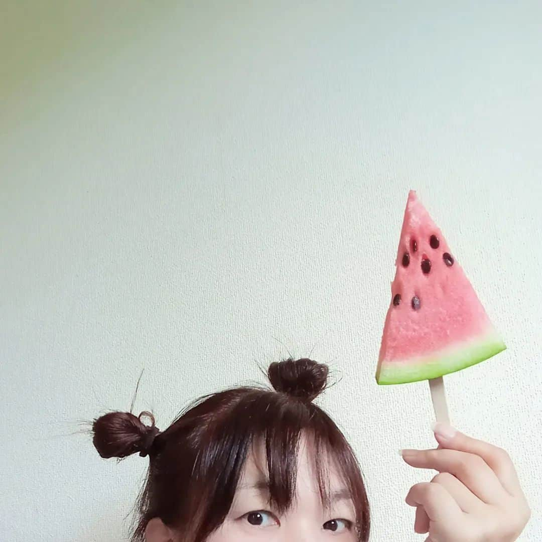 sweet_strawberryさんのインスタグラム写真 - (sweet_strawberryInstagram)「🍉【#スイカバー 】なんちゃって😀 🎐今年の初スイカ🍉あぁ美味しい😋 スイカバーはまだ今年食べてない。 🍉お行儀悪く、キッチン流しでスイカを立ち食いして、スイカの種をシンクにペッペッてした後の種が、小さいゴキブリみたいな色艶に見えて、一瞬ギョッとした🤣 · #スイカ#西瓜#初物#夏の風物詩#夏だね#夏休み#スイカアイス#スイカバー🍉#なんちゃって#手作りおやつ#美味しくいただきました#季節の食べ物アート#レンズ越しの私の世界#日常写真#お団子ヘア#ポートレート部#カメラ部なんでもない日常に物語を」7月25日 18時01分 - sweet_strawberry