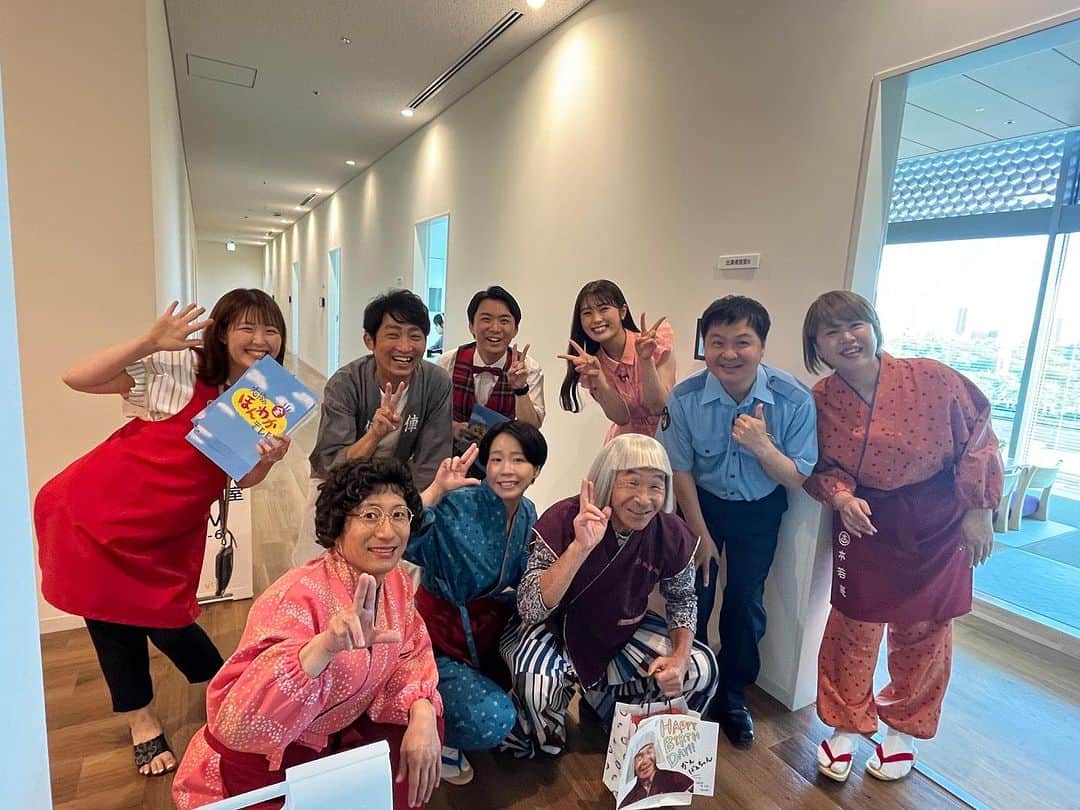 山本隆弥のインスタグラム：「･･･ 間寛平さん、74歳の誕生日！ ほんわかメンバーで祝いました！ おめでとうございます！  #大阪ほんわかテレビ #ほんわか  #間寛平 #誕生日 #ytv」