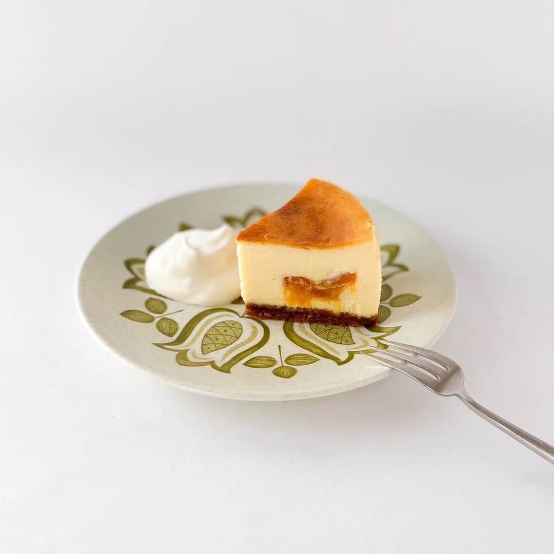 なかしましほ（foodmood）さんのインスタグラム写真 - (なかしましほ（foodmood）Instagram)「オンラインショップスタートしています。あんずのチーズケーキやレモンケーキなど、冷やしておいしいケーキたち、ぜひお試しください。」7月25日 18時02分 - foodmoodshop