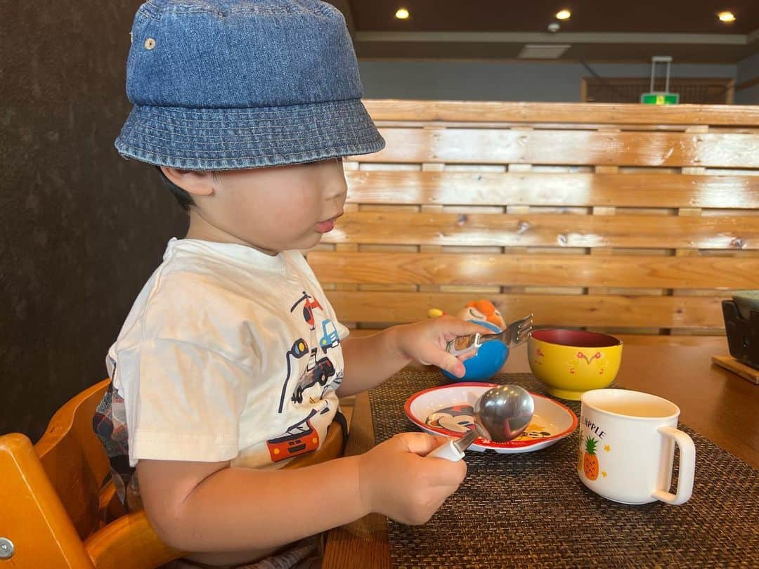 滝川りおさんのインスタグラム写真 - (滝川りおInstagram)「佐渡ヶ島旅行での朝食時のショット📷´-  帽子が好きすぎて 朝食時も帽子を深々と被っていた息子👦🏻  そして食べる気満々に見えますが いざご飯がくると、牛乳しか飲んでくれず🐮🥛 (牛乳も好きすぎて3杯おかわりした😂)  #佐渡ヶ島 #佐渡ヶ島旅行 #朝食でのひとこま #3歳男の子 #3歳 #帰省 #わが家の夏休み」7月25日 18時04分 - riodao.t