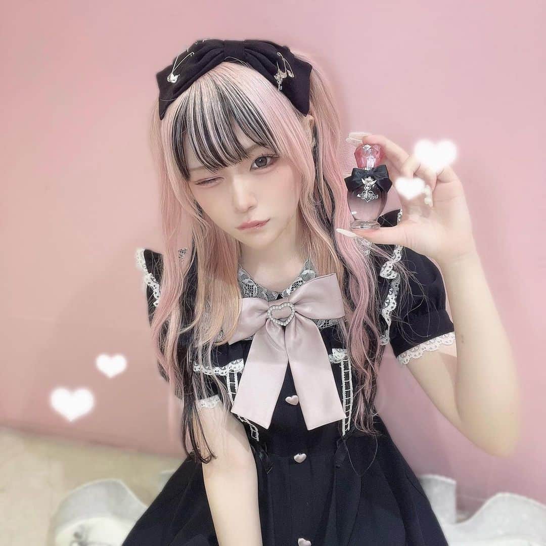 さきちゃんのインスタグラム：「ㅤㅤㅤㅤㅤㅤㅤㅤㅤㅤㅤㅤㅤㅤㅤㅤㅤㅤㅤㅤㅤㅤㅤㅤㅤㅤㅤㅤㅤㅤㅤㅤㅤㅤㅤㅤㅤㅤㅤㅤ 🖤Bemqin🤍 ㅤㅤㅤㅤㅤㅤㅤㅤㅤㅤㅤㅤㅤ ❤︎Be mqin eau de toilette❤︎ ¥8,690taxin ㅤㅤㅤㅤㅤㅤㅤㅤㅤㅤㅤㅤㅤ ❤︎Be mqin リボンチャームカチューシャ❤︎ color：ホワイト・ブラック ¥6,450taxin ： ： 7/28(fri)12:00 公式通販サイトAiland先行予約販売🫶🏻 ㅤㅤㅤㅤㅤㅤㅤㅤㅤㅤㅤㅤㅤ AnkRouge店舗　8/11(fri)より販売スタート💭 AnkRouge全店でお取り扱い🎀 店舗予約8/4(fri)からスタート❕ ㅤㅤㅤㅤㅤㅤㅤㅤㅤㅤㅤㅤㅤ： ： 6月のラフォーレパーティーでお披露目させて頂いた香水、 発売日が決定しましたー！🎶 ㅤㅤㅤㅤㅤㅤㅤㅤㅤㅤㅤㅤㅤ さらに、香水についているチャームを使った お揃いのカチューシャも同時に発売します🥹🫶🏻 このチャーム、韓国出張で探してきたんだよーーー！🥹💕💕 ㅤㅤㅤㅤㅤㅤㅤㅤㅤㅤㅤㅤㅤ 香水とカチューシャの紹介はまた改めて 投稿するのでぜひチェックしてください^ᴗ.ᴗ^ ㅤㅤㅤㅤㅤㅤㅤㅤㅤㅤㅤㅤㅤ AnkRouge全店舗でのお取り扱いになるので、 是非お近くの店舗でゲットしていただければと思います🫶🏻 ： #ankrouge #アンクルージュ #bemqin #香水 #地雷系女子 #地雷 #地雷女 #地雷メイク #量産型 #量産型ヲタク #隠しきれないヲタク #自撮り界隈 #やみかわいい #カチューシャ #ヘアアクセ   ㅤㅤㅤㅤㅤㅤㅤㅤㅤㅤㅤㅤㅤ」