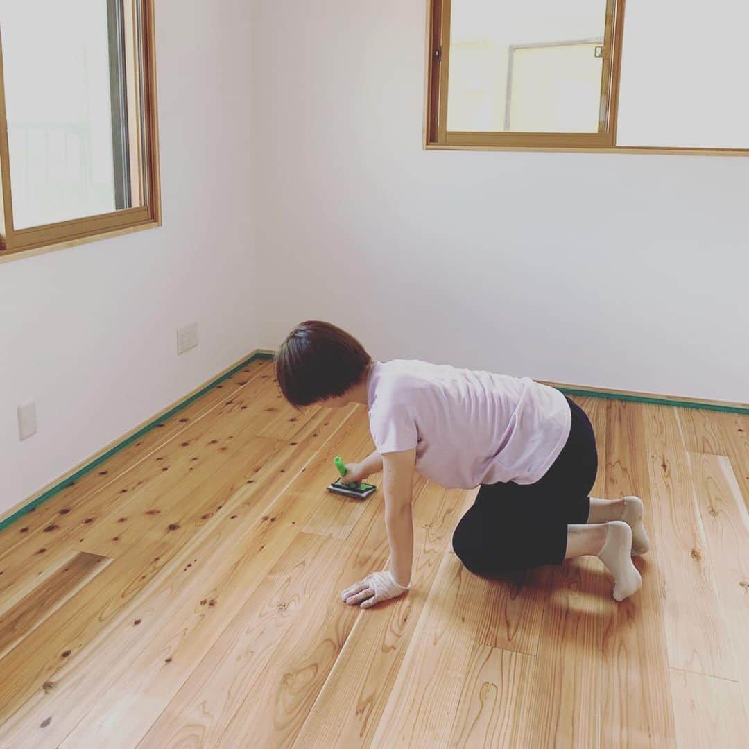 木の家ミヤシタのインスタグラム：「リノベーション中のお宅です。  只今スタッフが床の塗装をしております👷  暑いですが頑張っています☘️  まもなくお引き渡しです。  #自然塗料 #自然素材 #健康塗料 #仕上げ中 #無垢材 #無垢床 #気持ちいい #神戸の工務店 #ナチュラル素材 #暮らしを楽しむ #ひょうごの家 #ひょうごの木 #木の家 #神戸市北区 #リフォーム工事 #できることから」