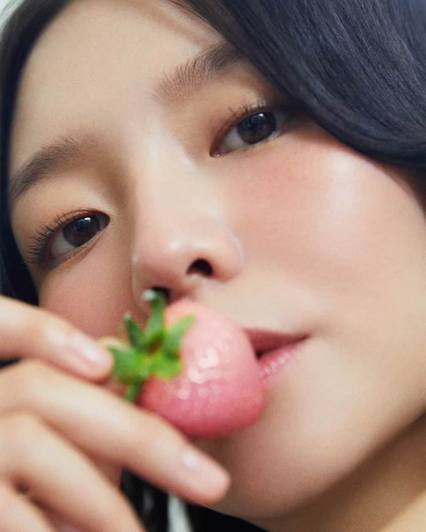 イ・ソムのインスタグラム：「🩵 @malinandgoetz #멜린앤게츠 #스트로베리향수 🍓🍓🍓」