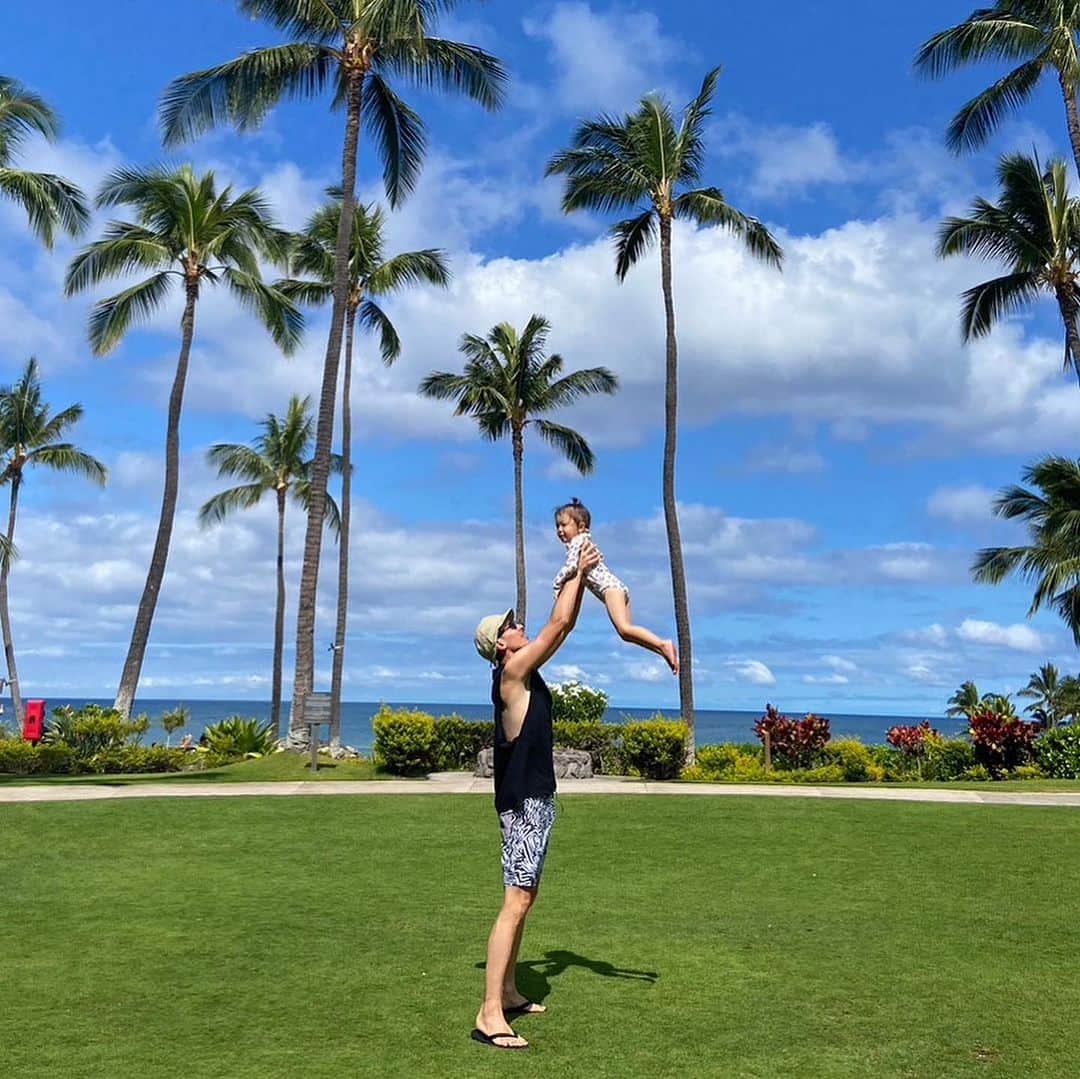 森豪士さんのインスタグラム写真 - (森豪士Instagram)「3枚目の写真は5年前😌 生後半年で連れてきた娘も随分大きくなったねー👶🏼 家族みんなが元気で、またこうしてハワイに訪れる事が出来て幸せです🏝️✨ #hawaii #family  #trip #ハワイ」7月25日 18時09分 - tsuyoshimori