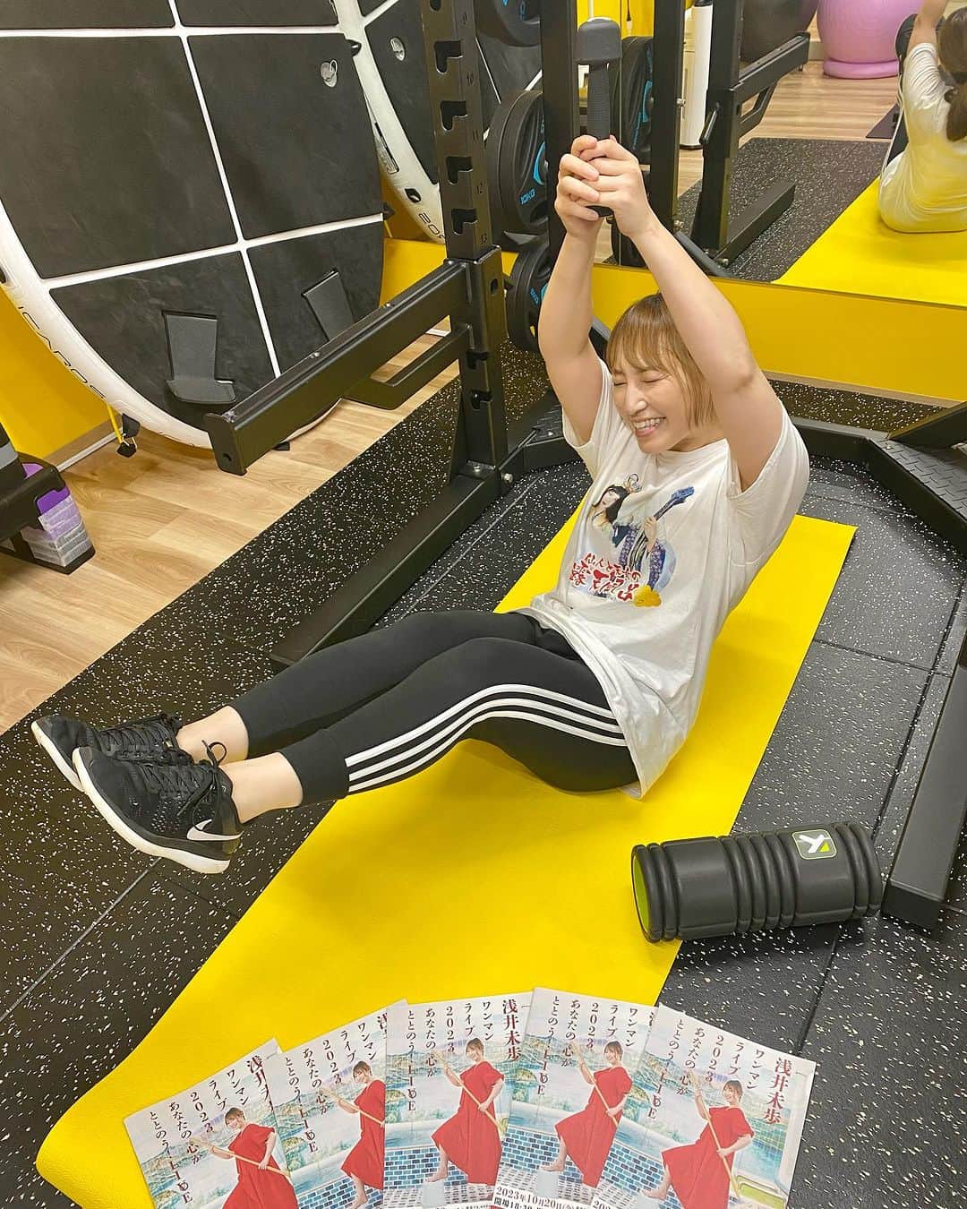 浅井未歩のインスタグラム：「ワンマンライブまであと87日。 筋トレ中もしっかり宣伝🔥🔥🔥笑 チケット売れ行き好調です😊がしかし！  インスタでは話せないトラブルもちょいちょいありまして、、！ 公式ラインで話そうかな😅  体脂肪0.6%減ってた〜🙆‍♀️✨  ῀῀῀῀῀῀῀῀῀῀῀῀῀῀῀῀῀῀῀῀῀῀῀῀῀῀῀῀῀῀῀῀῀῀῀῀῀῀῀῀῀῀῀῀῀῀῀῀῀῀῀῀  浅井未歩ワンマンライブ2023 〜あなたの心がととのうライブ〜  ■開催日：2023年10月20日（金） ■開場18:30　開演19:00  開催場所:cube garden 北海道札幌市中央区北2条東3丁目2-5  ■チケット２種類  ①通常チケット 前売り4,000円（税込） 当日4,500円（税込）  ②グッズ全部のせチケット 9,500円（税込） グッズ４種と当日のチケットがセットに！ ※通常購入よりも500円お得！ ※最優先で入場案内します  ●グッズ４種　内訳 ・Tシャツ ・温泉タオル ・ステッカー２種類 ・アクリルホルダー  Newキャラクター「ミホッピー」のグッズ （旭川市のシンボルキャラクター「あさっぴー」作者ナカシマヨシカプロデュース）  ①②同様 ワンドリンク別途600円  ■チケット販売場所 ローソンチケット(Lコード：11657） ほか購入フォームはこちらから https://lit.link/asaimiho  または Instagramプロフィールリンクから @asaimiho____24   ■全自由  ■バンドメンバー Key ナカムラジュンキ Bass 木村ケイコ Drms 森とも大 Gt 藤田ユウト  ῀῀῀῀῀῀῀῀῀῀῀῀῀῀῀῀῀῀῀῀῀῀῀῀῀῀῀῀῀῀῀῀῀῀῀῀῀῀῀῀῀῀῀῀῀῀」