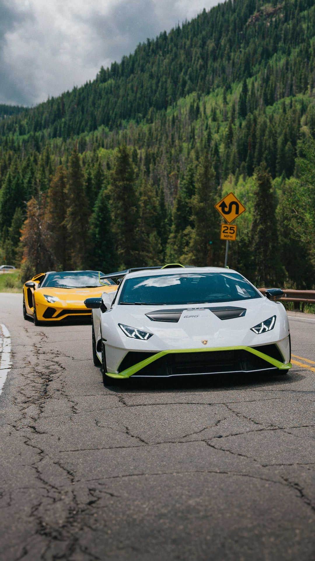 ランボルギーニのインスタグラム：「Breathtaking Super Sports Cars. Breathtaking sceneries. For the brand’s 60th anniversary, Esperienza Giro USA offered our passionate customers an unforgettable 3-days journey exploring breathtaking Colorado scenery. From Aspen to the Mountain Village of Telluride, a fleet of 40 Lamborghini Super Sports Cars navigated some of the most picturesque landscapes in the country.    #Lamborghini  __  Huracán STO: fuel consumption combined 13.9 l/100km; CO2-emissions combined 331 g/km (WLTP EU27)」