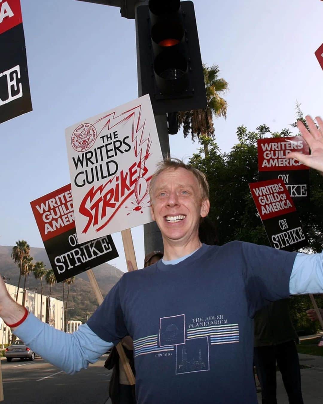 VICE Japanさんのインスタグラム写真 - (VICE JapanInstagram)「米・ #ハリウッド 最大の労働組合が14日、映画やテレビ出演を見合わせる #ストライキ を始め、1960年以来、63年ぶりとなる脚本家と俳優たちによる〈 #同時ストライキ 〉を実施。2007年〜08年には脚本家たちが「ストリーミング配信」、「新しいメディア」の問題に抗議し100日間にも及ぶ長期ストライキを行った。  今回の〈同時ストライキ〉ではストリーミング作品の契約と #人工知能 （ #AI ）の利用に大きな焦点が当てられている。AI技術の発展により（1日分のギャラで）外見をスキャンされると、その肖像権を所属会社が保有し本人の同意なく半永久的に使用されるというものだ。  #vicejapan #vice #ヴァイスジャパン」7月25日 18時12分 - vicejapan
