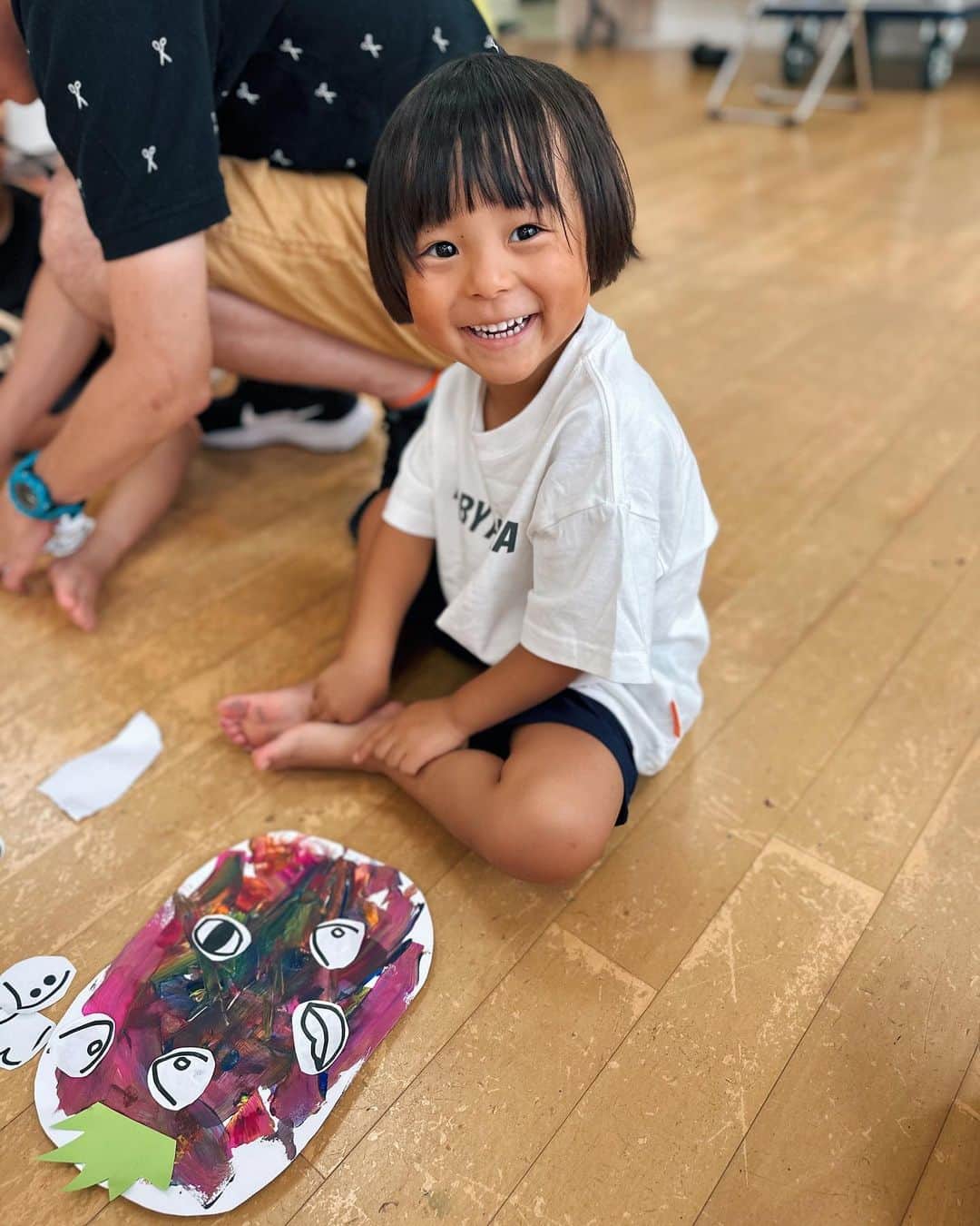 忍舞のインスタグラム：「今回もART爆発してた✨ ほんとに楽しそうにARTしてるから また来たくなる💓 @marie_jerejef のお話と笑顔もすきで。 最初のお話でなんだか毎回うるっとするのww このhappyさとか優しさを感じて欲しいな。  最後のアートのお掃除はマジメか！って突っ込みたくなるくらい 遊びゼロで夢中で掃除してたwww  その後は、あれ？いない？って部屋の隅をみたら なんか瞑想してたわwww  その後にまた、あれ？いない？ってなったらマリーちゃんに抱っこされながらお話ししてたw  ほんっと人見知りなのに マリーちゃんにはグイグイいくのよねw💓 優しくて可愛いもんね💓  #芸術 #イヴボーイのアート #子供芸術 #英会話」