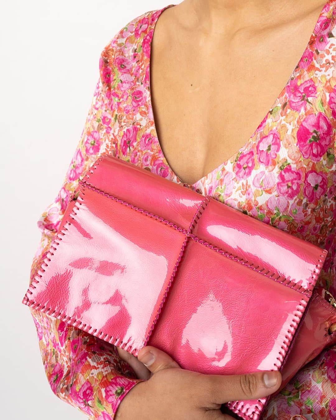 ジャマンピュエッシュのインスタグラム：「Discover the new Jonu Shoulder bag in patent pink leather, the it-bag of the season 😍 #jaminpuech #barbiecore #pinkbag #barbiepink #patentleather #thinkpink」