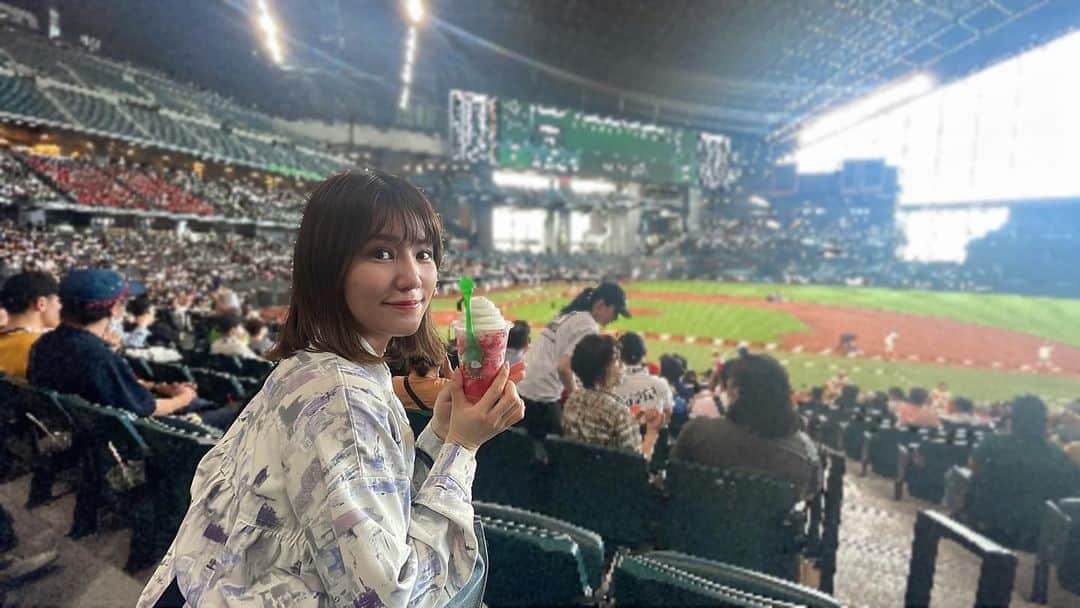 のインスタグラム：「第105回　全国高校野球選手権記念大会　南北海道大会の決勝を観てきました〜！！  北海道栄高校vs北海高校  北海道栄高校の1番バッターさんが 初球からカキーンという球場に響き渡るあの音をエスコンフィールドに轟かせてくれました！！  そして2階アルプススタンドでのそれぞれの高校のブラスバンドの音楽や声援メガホンの応援が📣胸を打ちます。  私は北海道栄高校側だったので北海高校の応援席がよく見えて あげあげホイホイの色んなパターンのダンスをしっかり目に焼き付けました。笑 気合の入ったものや、シュールだったり可愛い色んなパターンのあげホイを見ることができて嬉しかった！  更に真後ろから聞こえる北海道栄の最後まで諦めるな！まだ負けてねーぞ！やったれ！！ などの最後まで一丸となって応援する声に目頭が熱くなりました…  普段のプロ野球の公式戦とはまた一味も二味も違う、ひと夏の熱い青春ドラマが繰り広げられていて、感動しました。 そのワンシーンをこうして生で目撃できて本当によかった。  北海道栄高校の球児の皆さん、応援していた生徒の皆さん、日頃支えていらっしゃるご家族の皆さん感動と熱量をありがとうございました。  そして３年生の夏が終わり、部活動のいろいろな思い出が詰まった悔し涙なのか、達成感なのか、見てる側は想像しかできないけど… 一生懸命やったからこそ溢れる証な事は確かなのでそんな姿が人の心を動かす、高校野球の素晴らしさを改めて感じました！  北海高校の夏はまだまだこれからだー！！！ もちろん、北北海道大会代表のクラーク国際高校も！ 北海道民として応援するぞ〜🎵 埼玉出身として埼玉県の高校も応援する！！  というかもう全国の高校応援する！！！🌻  まだ代表校が決まっていないところもあります！  一球一球にかける夏悔いのないよう やり切って欲しいです！！！  たのしみ〜🎵  甲子園球場行きたいなあ🤩❤️❤️❤️  #エスコンフィールド #高校野球 #第105回全国高校野球選手権記念大会 #南北海道大会 #北海道栄高校野球部 #北海高校野球部」