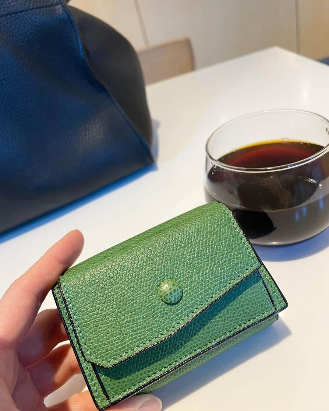 瀧口友里奈のインスタグラム：「・ New buddy💚  大切な長財布を修理中につき🙏🏻 同じ色の型違いを迎えました☺️  Engineering Beautyという ブランドのフィロソフィーが好き。 @valextra   堅実で洒脱な、 洗練された色とフォルムで 手にする度に心地よいです。  ちなみに、 飯田さん @iidanobutaka に 教えてもらって以来、 お財布はずっと緑色派です😂👍」