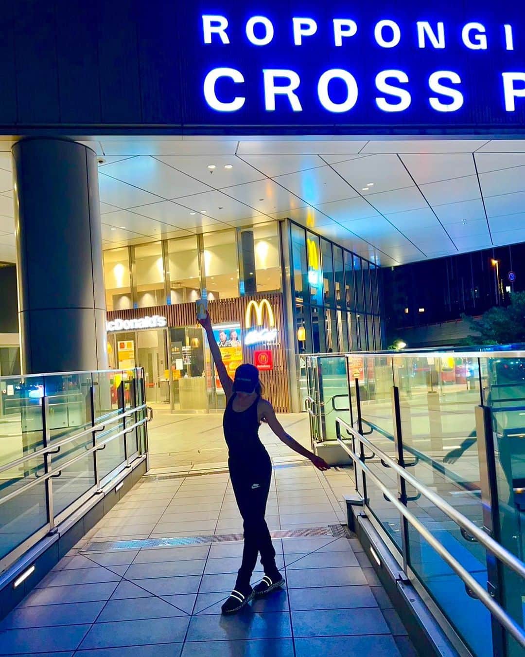 山田優依のインスタグラム：「Soft cream time🍦❤️  夜中にどうしてもアイスクリームじゃなくてソフト クリームが食べたくなった時に走るマック☺️☺️☺️  きっと今までイチの21キロウォーキングしたから 夜中のソフトクリーム食べてもきっとマイナス3キロ😆  可愛くネイルしてもらったからマックのソフトクリーム もお洒落に見えるはず☺️✨  thankyou shay chan♡  #Tokyo #Roppongi #RoppongiHills」