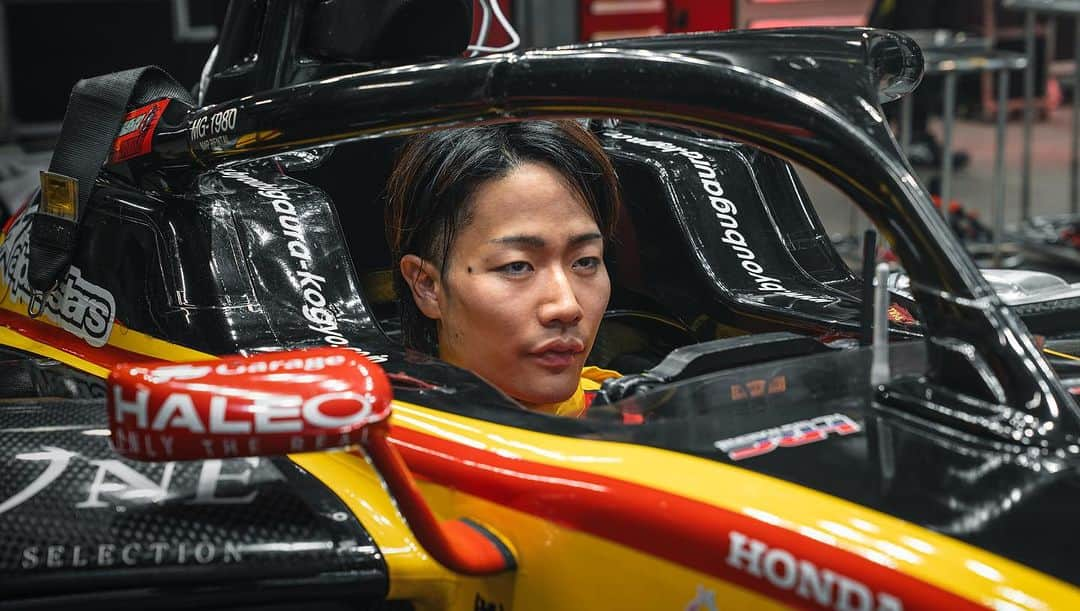 松下信治さんのインスタグラム写真 - (松下信治Instagram)「WELCOME TEAM HALEO  レーシングドライバー 松下 信治 @nobu_mat13 🏎  Q. HALEOとの出会いを教えてください。  トレーニングを見てもらっているパーソナルジムでのプロテインドリンクがハレオでした！それが初めての出会いです。  Q. TEAM HALEO初のレーサーです。どのように感じていますか？  チームに入れてもらえた事を心から光栄に思ってます。 TEAM HALEOのアスリートの人たちと会って学ばせてもらう事ができる環境、これってめちゃくちゃ幸運だし凄いチャンスだとも思います。TEAM HALEOの方々のように僕もレース界でトップの中のトップになり、そこからレース業界にも更にハレオ信者を増やしたいです。  Q.  HALEOと他のブランドの違いは何だと思われますか？  ハレオは僕にとってただのサプリではなく、レース中でもお守りの様な存在でもあります。それは、ハレオを作っている人達が本当に良い物だけを作ろうと毎日研究しているのを僕は知っているからです。だから僕も昨日までの自分を超えようと思って毎日走る事ができます。  Q.  どの製品をいつ、どのように使用していますか？  ハイパードライブ、UP！ レース前の補給で飲んでいます。そしてUPで集中力を高めています。  ゲームチェンジャー レース中の水分補給として飲んでいます。レース中に3キロほど失われる水分を補うのは必須です。  ハイパーリロード レース後には、すぐにハイパーリロードを摂取して、プロテインとカーボを補給して回復に徹しています。連戦する試合に備えるのが大切です。  Q.  HALEOはどのように人生に影響を与えていると思いますか？  時速300kmを超えるレースは常に危険と隣り合わせ。ミスを犯しクラッシュをすれば死の危険性だってあります。その中で心身共に最高のコンディションを保っていなければ限界を攻める事はできません。  そのコンディションを作り上げるのは日頃のトレーニングと食生活だと思っています。信頼するハレオのサプリを飲んで戦うことで限界スレスレ状態の時にも身体が力をくれて、自分をもうひとつ信じることができる。それがコンマ1秒に繋がると思ってます。  Q.  競技を通じて世界に伝えたいメッセージは何ですか？  自分が1番好きな競技で勝ち負けを争えている”今”は幸せです。でもこの”今”はずっとは続かない。いずれは誰もが引退をする時がきます。それがスポーツじゃなくても同じで、限りある時間、人生。だったら貴重な”今”を全力で走って限界を超えて楽しんでやりたい。どんなときも、”今”が1番楽しい自分で有り続けたいです。」7月25日 18時19分 - nobu_mat13