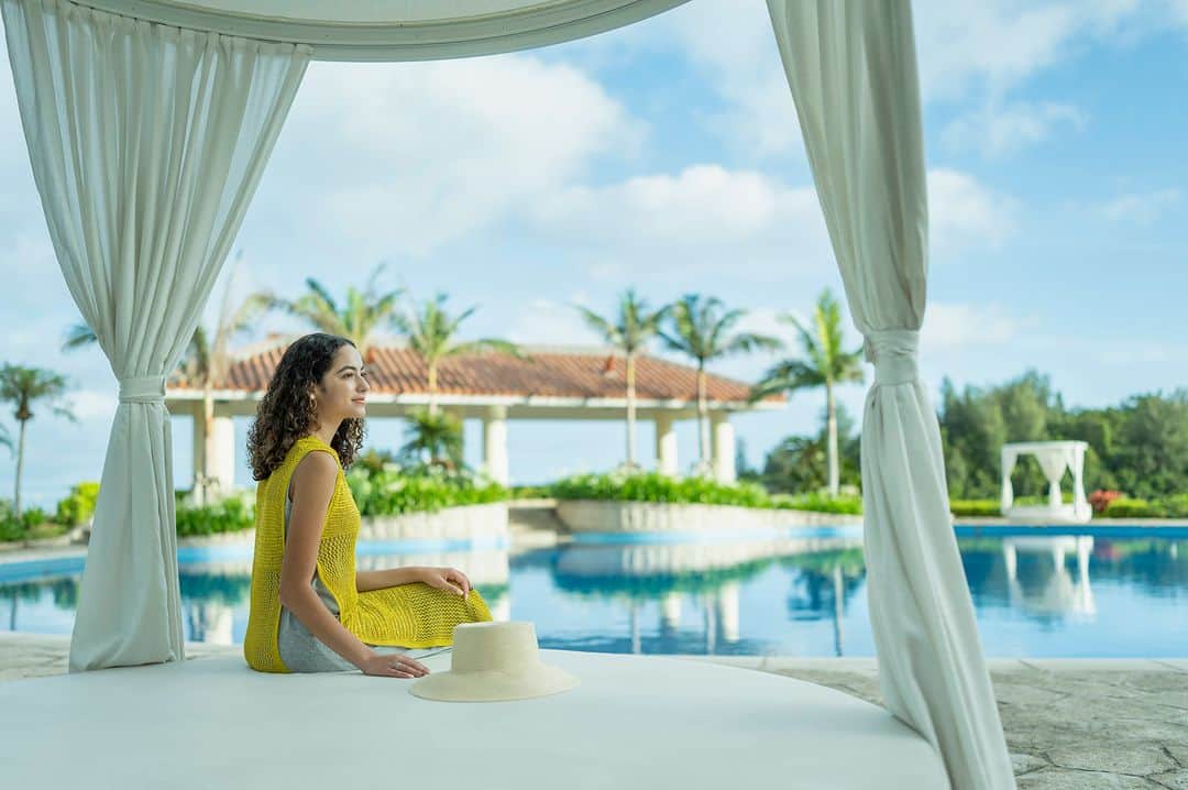 Okinawa Marriott Resort & Spa 【公式】さんのインスタグラム写真 - (Okinawa Marriott Resort & Spa 【公式】Instagram)「開放感あふれる「プールサイドカバナ」で、 プライベートな時間を！  日よけ屋根とカーテン付きのカバナのプランには、 ソフトドリンク飲み放題や、 カットフルーツなどのサービス付き。  ご利用可能な時間は、最大3時間。  朝は爽やかな潮風を感じながら、 夜はライトアップされたナイトプールを。  移り行く南国の景色の中、 カップルで、友達同士で、 優雅な時間をお楽しみください！  詳しくは、  @okinawa.oriental.hotel プロフィールから ウェブサイトをご確認ください。  Our spacious Poolside Cabana offers you some privacy!  The cabana has a shaded roof and curtains that can be closed. The plan includes all-you-can-drink soft drinks and cut fruit. Three hour time slots are available. In the morning you can enjoy the refreshing sea breeze and at night you will be surrounded by magical illumination. The feeling of elegance in an ever-changing tropical space will appeal to couples or friend groups.  #沖縄プール付きホテル #沖縄プールホテル  #沖縄プールホテル子連れ #名護プール  #沖縄リゾートホテルプール #プールサイドカバナ #カバナ #沖縄 #okinawa #やんばる #yanbaru  #沖縄旅行 #okinawatrip #沖縄観光 #名護  #沖縄大好き #家族旅 #女子旅  #女子旅行 #夫婦旅行 #記念日旅行  #沖縄ホテル #リゾートホテル  #オリエンタルホテル沖縄 #orientalhotelokinawa  #オリエンタルホテル #orientalhotel #ikyu_travel #funnightatresort」7月25日 18時20分 - okinawa.oriental.hotel