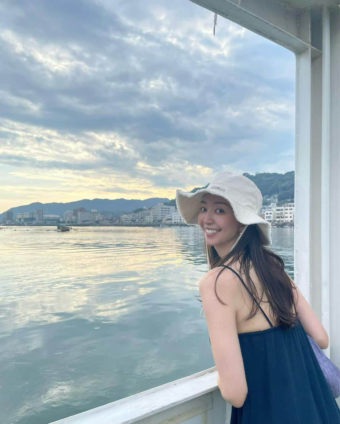 松島花のインスタグラム：「: 尾道ダイアリー🐈‍⬛ #父の古希旅行 で最後に訪れたのは 兄が住む尾道でした🤗 兄の漁船で釣りをしたり🎣🐟 夜は甥っ子と花火をしたり🎆 お兄ちゃんのお家でのんびりしたり、 お気に入りのお店や新しく見つけたお店で みんなで美味しいご飯を食べたり🍴 いい時間を過ごす事ができました🌻 帰りはゆっくりフェリーで帰りました⛴️ : 山陰から瀬戸内へ山越え→ #尾道  #父の古希旅行 #キャンピングカーの旅」