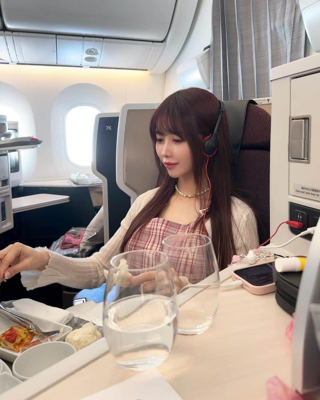 MAYUさんのインスタグラム写真 - (MAYUInstagram)「. 週末 Petite tripしてきたよ〜✈️🤍💕 . 機内でのもぐもぐたいむ😋💭 . バターが大好きすぎて、バター食べるためにパンを食べてるような感じ😆🥖🧈 . 飲み物はいつもりんごジュース🧃 . . #飛行機#飛行機コーデ#旅行#旅行コーデ#女子旅#韓国#韓国旅行#機内食#jal機内食#jal#jal787#trip#travel#japan#japanairlines#airplane#airline#airplanefood」7月25日 18時22分 - mayu.kina_golf