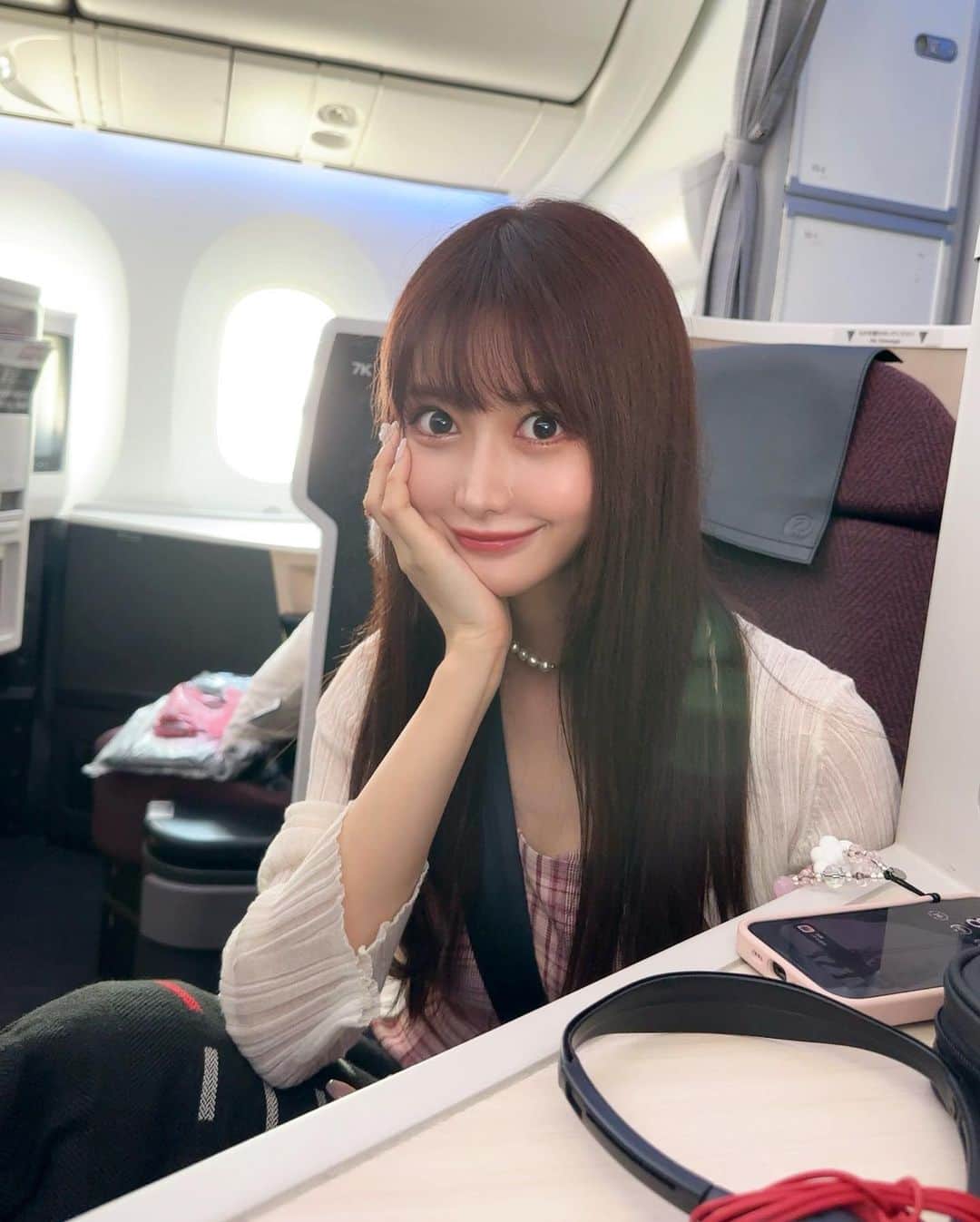 のインスタグラム：「. 週末 Petite tripしてきたよ〜✈️🤍💕 . 機内でのもぐもぐたいむ😋💭 . バターが大好きすぎて、バター食べるためにパンを食べてるような感じ😆🥖🧈 . 飲み物はいつもりんごジュース🧃 . . #飛行機#飛行機コーデ#旅行#旅行コーデ#女子旅#韓国#韓国旅行#機内食#jal機内食#jal#jal787#trip#travel#japan#japanairlines#airplane#airline#airplanefood」