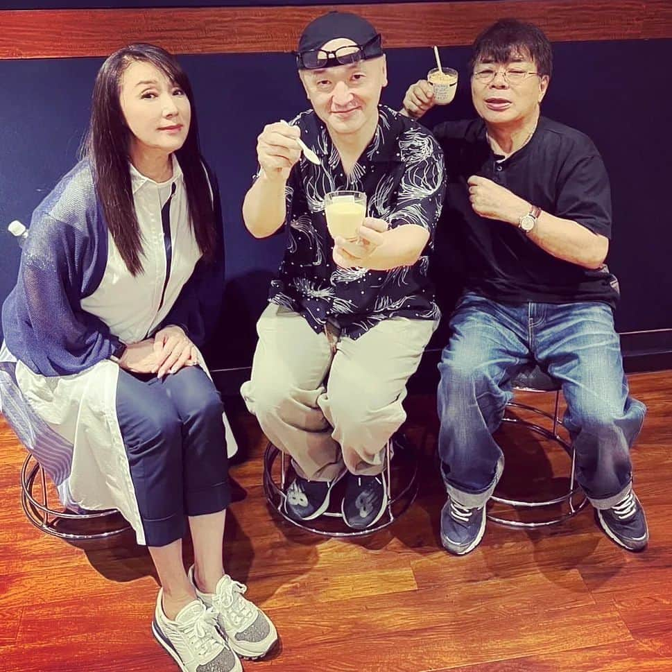 パッパラー河合のインスタグラム：「小倉さん、浅野さんと土曜日LIVEのリハーサル。浅野さんが差し入れてくれたプリンを食べる。浅野ゆう子さんのプリンッ！これは夢か幻か。  #浅野ゆう子 #小倉久寛  https://t.co/tW6Wyo3JQ7」