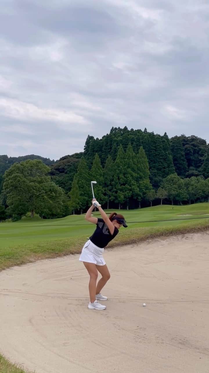 のインスタグラム：「フェアウェイバンカー⛳️✌️ 打つまで早送りにしてみた！ YouTubeの動画も今までカットしてたんだけど、 早送りにしてみました🙆‍♀️  このショットは完璧だった😆❤️ フェアウェイバンカーは足埋めないで打つ！ 全身adidas🤍🖤 @adidasgolf  @adidastokyo  . #アディダスゴルフ  #giftedbyadidas #ゴルフ #ゴルフ女子 #ゴルフ男子 #スポーツ女子 # #golf #golfing #golfer #golfwear #ゴルフウェア #ゴルフコーデ #YouTube #골프 #골프여자 #高尔夫  #instagolf #ゴルフ好きな人と繋がりたい」