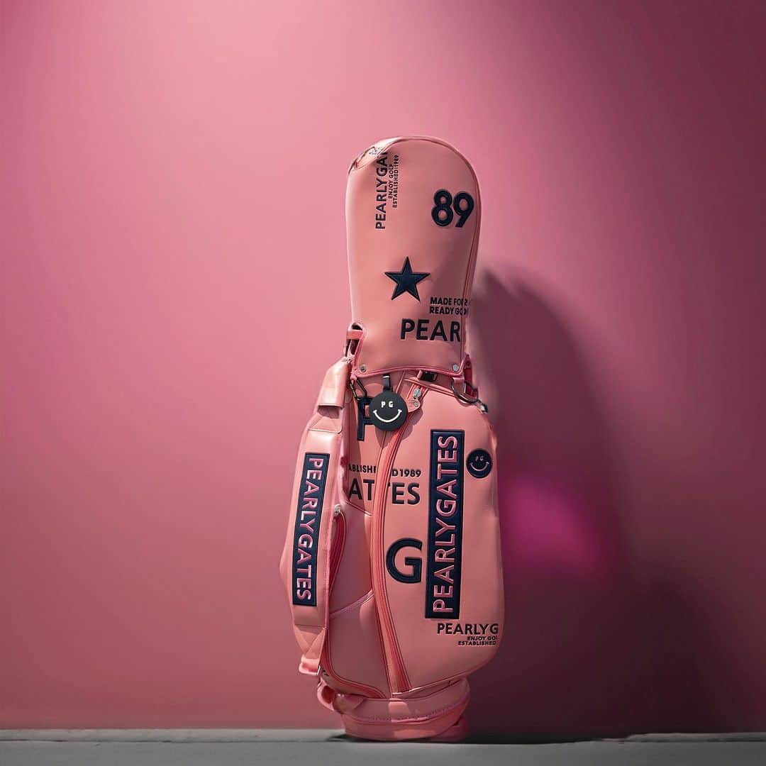 パーリーゲイツさんのインスタグラム写真 - (パーリーゲイツInstagram)「THAT’S NEW STANDARD!!   2023 AUTUMN NEW BASIC STAND GOLF BAG “PINK”  パーリーゲイツ秋の最新作から定番ゴルフバッグの新色ピンクが登場‼︎ 他にはない絶妙なトーンのカラーが存在感を放ちます。  #pearlygates#golfbag#newarrivals#pink#autumncollection#golffashion#golfstyle#パーリーゲイツ#ゴルフ#ゴルフウェア#ゴルフファッション#ゴルフバッグ」7月25日 18時33分 - pearlygates_official