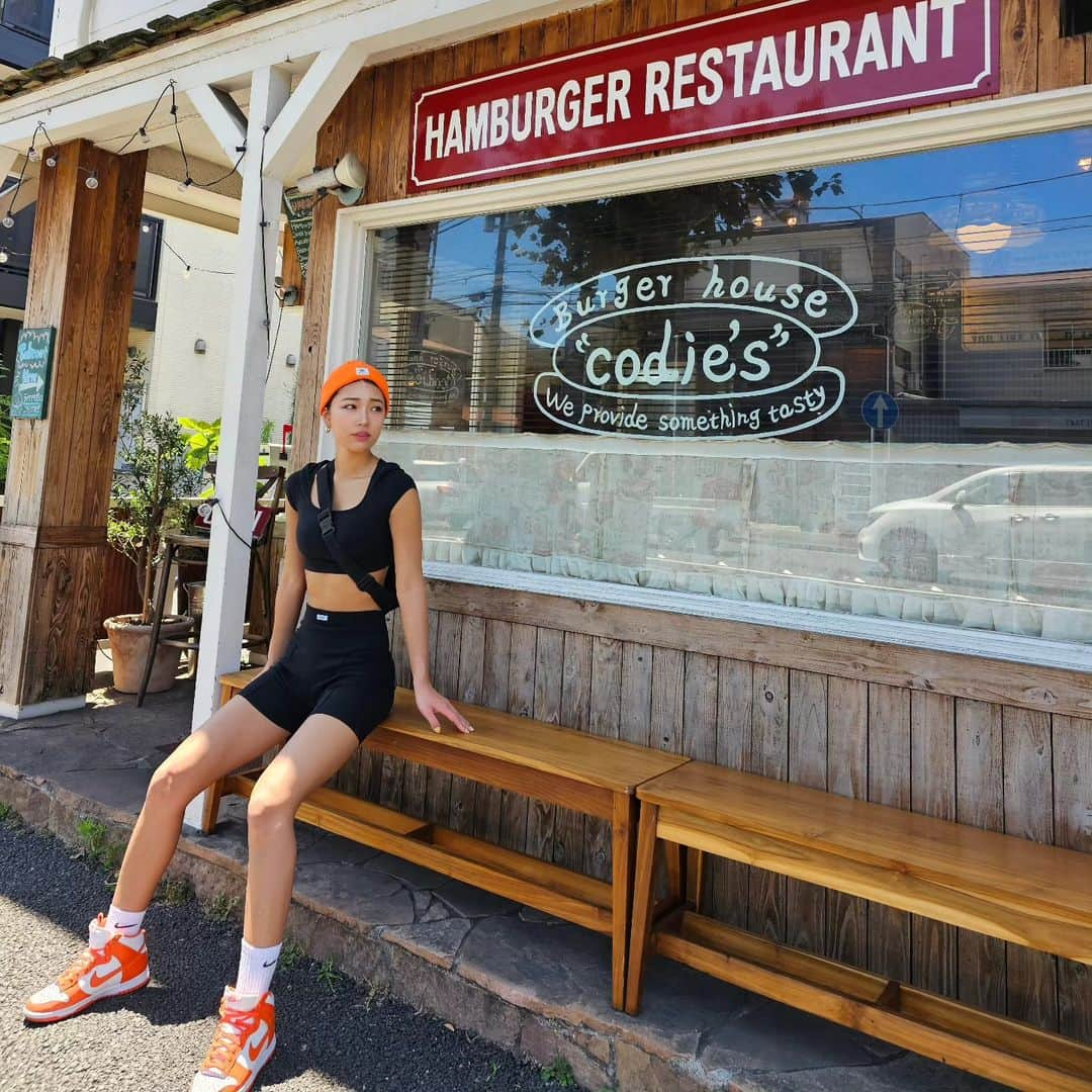 成沢紫音のインスタグラム：「久しぶりに食べるハンバーガーは美味しくてたまりませんね 🍔⁡🤤⁡ ⁡⁡ ⁡⁡ ⁡⁡ ⁡⁡ ⁡ #ハンバーガー  #codies  #ハンバーガーハウス  #hamburger  #横浜グルメ  #🍔」