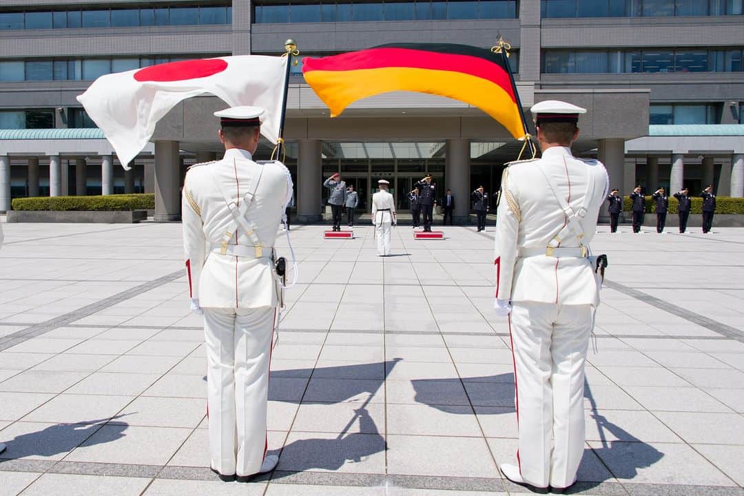 陸上自衛隊さんのインスタグラム写真 - (陸上自衛隊Instagram)「On July 25th, LTG Mais, Chief of the German Army visited Camp Ichigaya during his official visit to Japan.  Through the discussion, he candidly exchanged opinions for the mutual strategic assessments and the way ahead of defense cooperation of the land forces between Japan and Germany, and agreed on the importance of collaboration of Japan-German land forces with sharing the same values, for resolutely standing against any attempt to unilateral change of the status quo by force and maintaining the international order based on the rule of law.  Also, the appreciation is expressed to the German Army’s further commitment to the Indo-Pacific region by joining Talisman Sabre, the exercise being held in Australia, and LTG Mais also agreed on further promotion of defense cooperation of Japan and German land forces in the Indo-Pacific region to maintain and strengthen FOIP.  In addition, the mutual trust of land forces’ top leaders of the two nations has been further cemented.🇩🇪🇯🇵 #TalismanSabre2023 #Bundeswehr #FreeandOpenIndoPacific #FOIP #Heer   Am 25. Juli besuchte Generalleutnant Mais während seines offiziellen Besuchs in Japan das Camp Ichigaya.  In dem Gespräch mit dem Chief of JGSDF, General Morishita tauschte er sich offen über die gegenseitigen strategischen Einschätzungen und den weiteren Weg der Verteidigungszusammenarbeit der Landstreitkräfte zwischen JPN und DEU aus. Sie waren sich einig, wie wichtig die Zusammenarbeit der DEU-JPN Landstreitkräfte ist, die dieselben Werte teilen und sich entschlossen gegen jeden Versuch einer einseitigen Veränderung des Status quo mit Gewalt und für die Aufrechterhaltung der regelbasierten internationalen Ordnung einsetzen.  Darüber hinaus wurde das weitere Engagement des deutschen Heeres in der indo-pazifischen Region durch die Teilnahme an der Übung Talisman Sabre in Australien gewürdigt, und die Generale verständigten sich auf die weitere Förderung der Zusammenarbeit zwischen den DEU-JPN Landstreitkräften in der indo-pazifischen Region zur Aufrechterhaltung und Stärkung der FOIP. Das gegenseitige Vertrauen der Spitzen der Landstreitkräfte beider Nationen wurde dadurch weiter gefestigt.🇩🇪🇯🇵」7月25日 18時30分 - jgsdf_pr