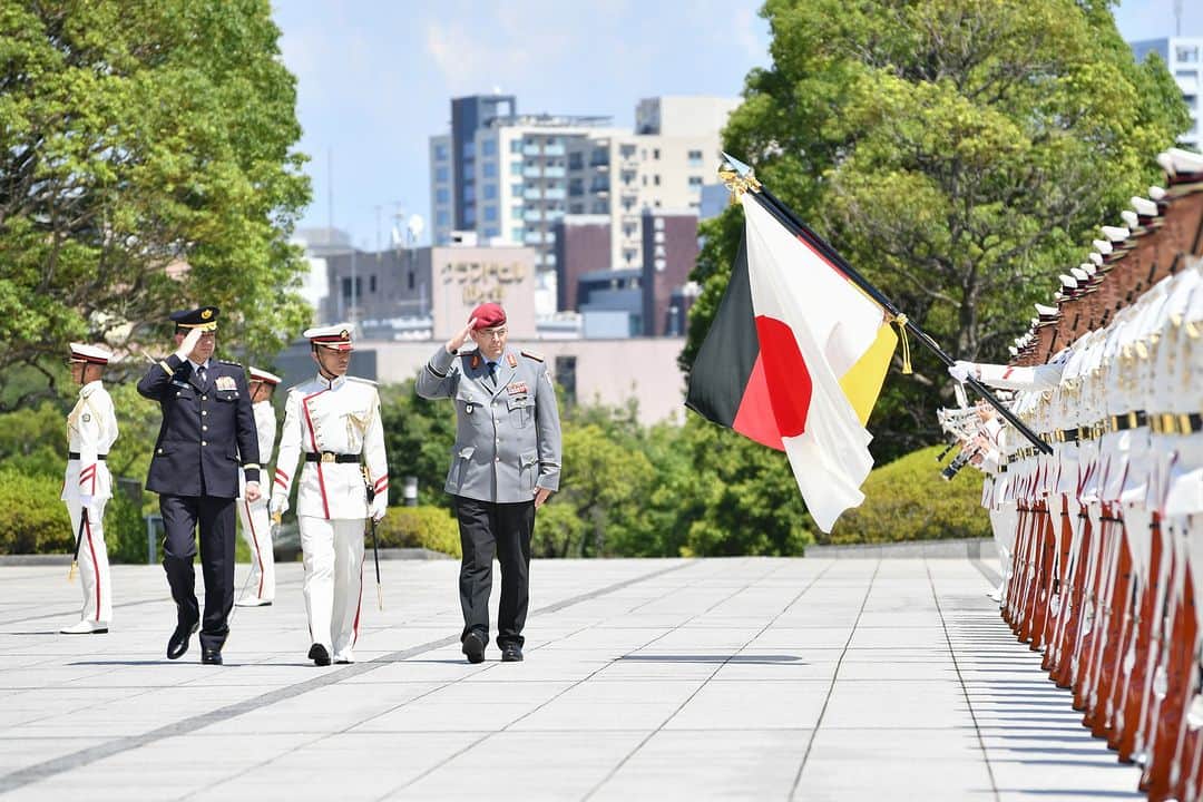 陸上自衛隊さんのインスタグラム写真 - (陸上自衛隊Instagram)「On July 25th, LTG Mais, Chief of the German Army visited Camp Ichigaya during his official visit to Japan.  Through the discussion, he candidly exchanged opinions for the mutual strategic assessments and the way ahead of defense cooperation of the land forces between Japan and Germany, and agreed on the importance of collaboration of Japan-German land forces with sharing the same values, for resolutely standing against any attempt to unilateral change of the status quo by force and maintaining the international order based on the rule of law.  Also, the appreciation is expressed to the German Army’s further commitment to the Indo-Pacific region by joining Talisman Sabre, the exercise being held in Australia, and LTG Mais also agreed on further promotion of defense cooperation of Japan and German land forces in the Indo-Pacific region to maintain and strengthen FOIP.  In addition, the mutual trust of land forces’ top leaders of the two nations has been further cemented.🇩🇪🇯🇵 #TalismanSabre2023 #Bundeswehr #FreeandOpenIndoPacific #FOIP #Heer   Am 25. Juli besuchte Generalleutnant Mais während seines offiziellen Besuchs in Japan das Camp Ichigaya.  In dem Gespräch mit dem Chief of JGSDF, General Morishita tauschte er sich offen über die gegenseitigen strategischen Einschätzungen und den weiteren Weg der Verteidigungszusammenarbeit der Landstreitkräfte zwischen JPN und DEU aus. Sie waren sich einig, wie wichtig die Zusammenarbeit der DEU-JPN Landstreitkräfte ist, die dieselben Werte teilen und sich entschlossen gegen jeden Versuch einer einseitigen Veränderung des Status quo mit Gewalt und für die Aufrechterhaltung der regelbasierten internationalen Ordnung einsetzen.  Darüber hinaus wurde das weitere Engagement des deutschen Heeres in der indo-pazifischen Region durch die Teilnahme an der Übung Talisman Sabre in Australien gewürdigt, und die Generale verständigten sich auf die weitere Förderung der Zusammenarbeit zwischen den DEU-JPN Landstreitkräften in der indo-pazifischen Region zur Aufrechterhaltung und Stärkung der FOIP. Das gegenseitige Vertrauen der Spitzen der Landstreitkräfte beider Nationen wurde dadurch weiter gefestigt.🇩🇪🇯🇵」7月25日 18時30分 - jgsdf_pr