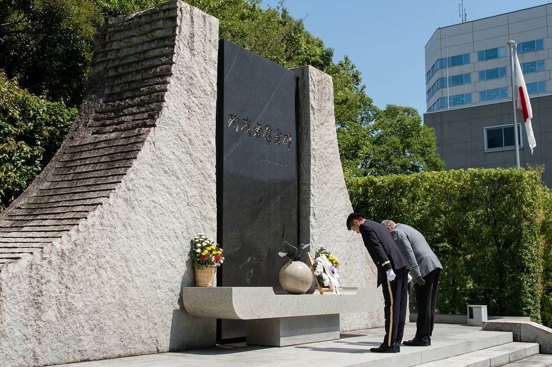 陸上自衛隊さんのインスタグラム写真 - (陸上自衛隊Instagram)「On July 25th, LTG Mais, Chief of the German Army visited Camp Ichigaya during his official visit to Japan.  Through the discussion, he candidly exchanged opinions for the mutual strategic assessments and the way ahead of defense cooperation of the land forces between Japan and Germany, and agreed on the importance of collaboration of Japan-German land forces with sharing the same values, for resolutely standing against any attempt to unilateral change of the status quo by force and maintaining the international order based on the rule of law.  Also, the appreciation is expressed to the German Army’s further commitment to the Indo-Pacific region by joining Talisman Sabre, the exercise being held in Australia, and LTG Mais also agreed on further promotion of defense cooperation of Japan and German land forces in the Indo-Pacific region to maintain and strengthen FOIP.  In addition, the mutual trust of land forces’ top leaders of the two nations has been further cemented.🇩🇪🇯🇵 #TalismanSabre2023 #Bundeswehr #FreeandOpenIndoPacific #FOIP #Heer   Am 25. Juli besuchte Generalleutnant Mais während seines offiziellen Besuchs in Japan das Camp Ichigaya.  In dem Gespräch mit dem Chief of JGSDF, General Morishita tauschte er sich offen über die gegenseitigen strategischen Einschätzungen und den weiteren Weg der Verteidigungszusammenarbeit der Landstreitkräfte zwischen JPN und DEU aus. Sie waren sich einig, wie wichtig die Zusammenarbeit der DEU-JPN Landstreitkräfte ist, die dieselben Werte teilen und sich entschlossen gegen jeden Versuch einer einseitigen Veränderung des Status quo mit Gewalt und für die Aufrechterhaltung der regelbasierten internationalen Ordnung einsetzen.  Darüber hinaus wurde das weitere Engagement des deutschen Heeres in der indo-pazifischen Region durch die Teilnahme an der Übung Talisman Sabre in Australien gewürdigt, und die Generale verständigten sich auf die weitere Förderung der Zusammenarbeit zwischen den DEU-JPN Landstreitkräften in der indo-pazifischen Region zur Aufrechterhaltung und Stärkung der FOIP. Das gegenseitige Vertrauen der Spitzen der Landstreitkräfte beider Nationen wurde dadurch weiter gefestigt.🇩🇪🇯🇵」7月25日 18時30分 - jgsdf_pr