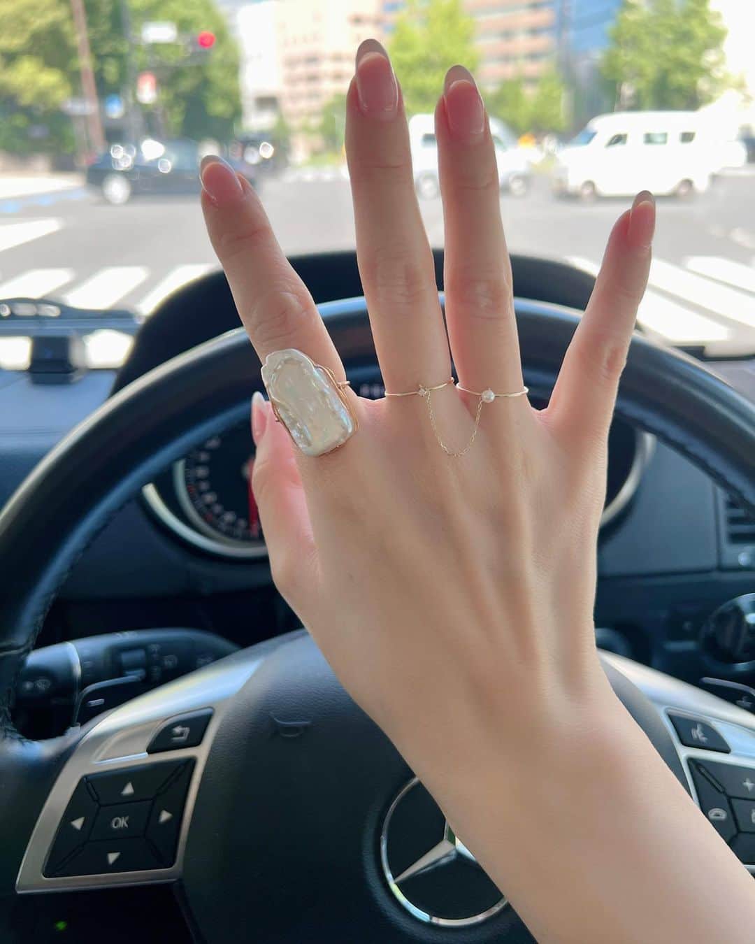 笹倉麻耶さんのインスタグラム写真 - (笹倉麻耶Instagram)「昨日の指🖐️  細いリングはチェーンで繋がっていて 繊細で可愛いの これは数年前に買ったもの。 @stellarhollywood   パールの指輪は春に購入。 すごく安くてびっくり。 ５０００円くらいだったと思う🫨  #手元クラブ #指輪 #ジュエリー #パールリング #アクセサリー #ステラハリウッド」7月25日 18時30分 - nicomaya2525