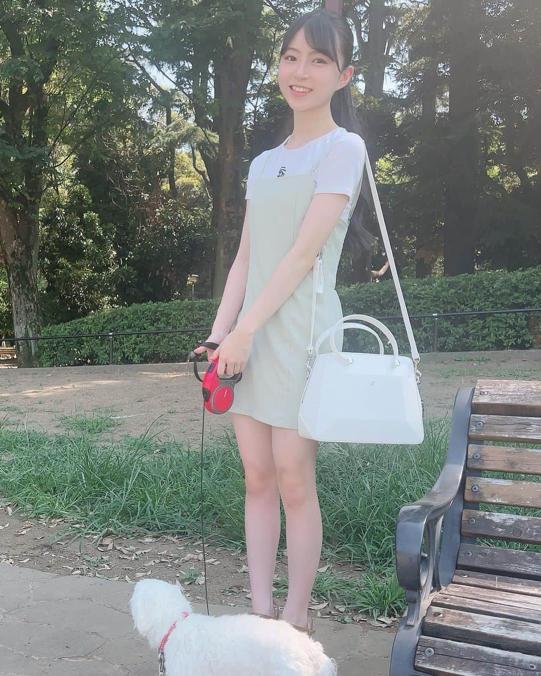 大里菜桜さんのインスタグラム写真 - (大里菜桜Instagram)「今日も暑い☀️ マイクみたいに持ってるけどお気に入りの扇風機🌀この前の撮影の時にスタッフの方に頂いたお気に入りです。  #暑い#お散歩#扇風機#大里菜桜」7月25日 18時31分 - naooosato
