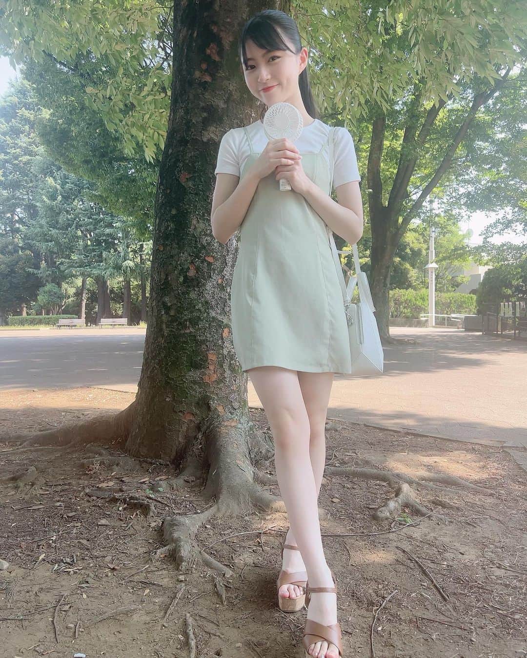 大里菜桜のインスタグラム：「今日も暑い☀️ マイクみたいに持ってるけどお気に入りの扇風機🌀この前の撮影の時にスタッフの方に頂いたお気に入りです。  #暑い#お散歩#扇風機#大里菜桜」