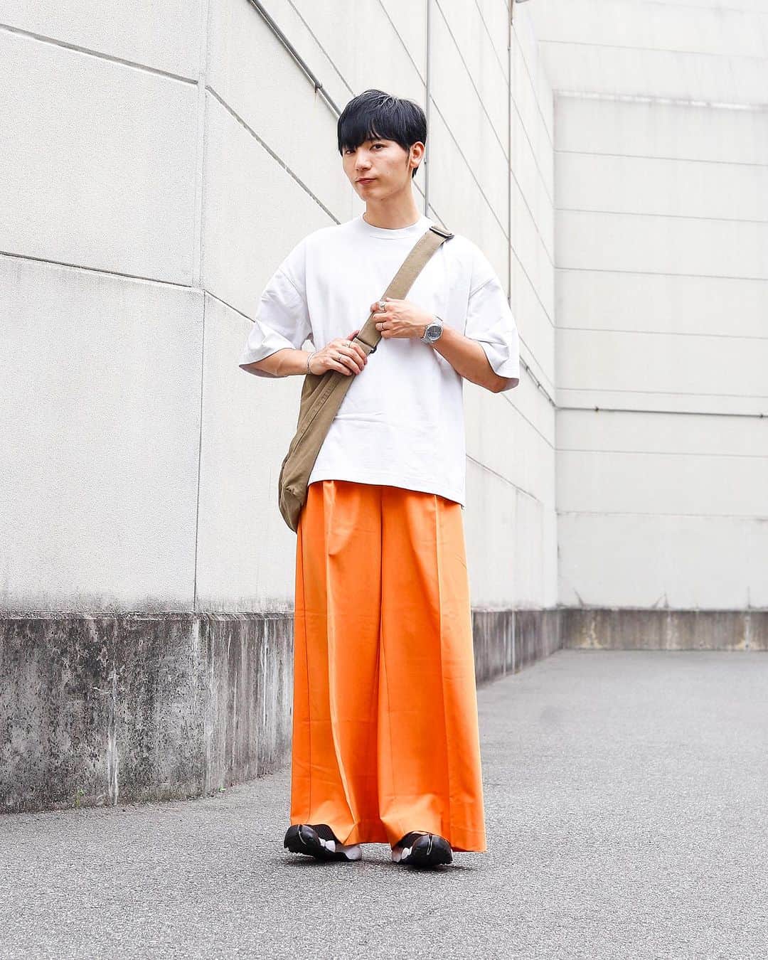 ひっちさんのインスタグラム写真 - (ひっちInstagram)「カラーパンツみんな持ってる?! ⁡ ⁡ ┈┈┈┈┈┈┈┈┈┈ ⁡ ⁡服で気になることとか相談あれば コメントかDMしてね✋ ⁡ ⁡ ひっち ⁡ 172cm / Mサイズ着用  ⁡ ┈┈┈┈┈┈┈┈┈┈ ほかとうこうもみてね ┈┈┈┈┈┈┈┈┈┈ #夏コーデ #デートコーデ #カラーパンツ #ワイドフレアパンツ #カラーパンツコーデ  #韓国ファッションメンズ #韓国ファッションコーデ #韓国メンズコーデ #ショートパンツコーデ #夏メンズコーデ #GUコーデ #ユニクロコーデ  #RUUBON #UNIQLOコーデ #UNIQLOUコーデ  #メンズファッション #韓国メンズアパレル #キャップコーデ #ワイドパンツコーデ #ZOZOTOWN購入品  #カジュアルコーデ #カフェコーデ #メンズコーデ #ディズニーコーデ #ユニバコーデ #USJコーデ #遊園地コーデ #WEARコーデ v」7月25日 18時31分 - hicchiwear
