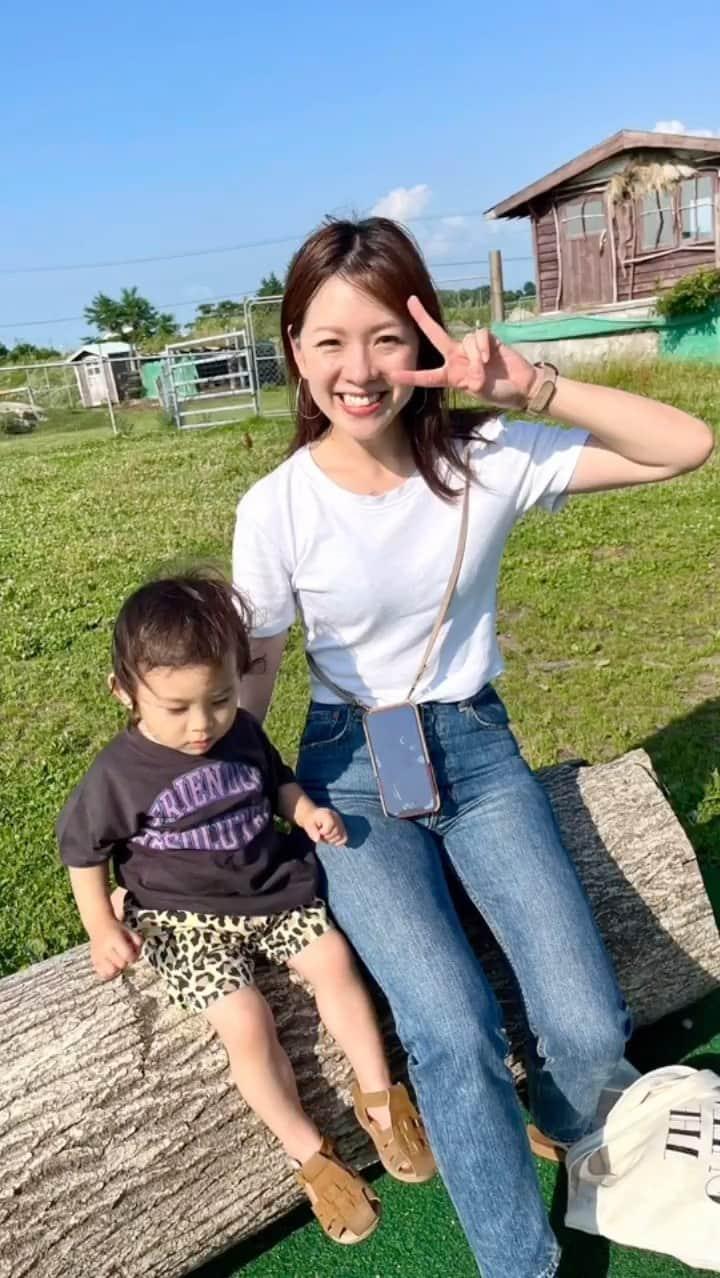 芳賀愛華のインスタグラム：「. 江別のアースドリーム角山ファーム🐴❤️❤️  動物達と沢山触れ合えて自然も気持ちよくて最高😎✊  #子連れ#北海道子連れスポット#角山ファーム」