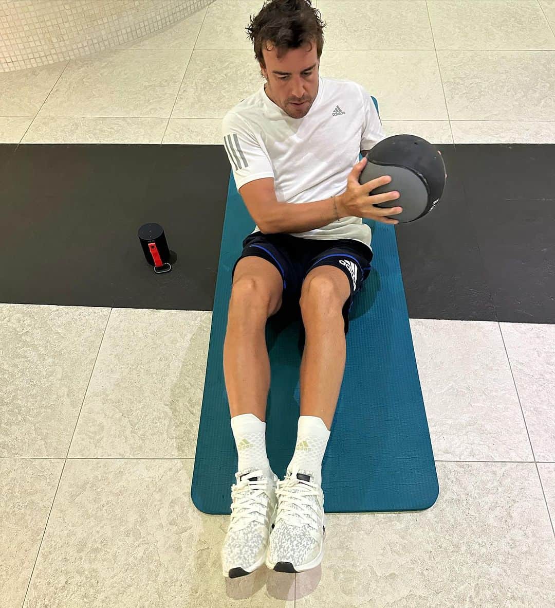 フェルナンド・アロンソさんのインスタグラム写真 - (フェルナンド・アロンソInstagram)「I wanted to introduce you to a new workout partner, my customised Beosound Explore portable speaker. Powerful, water-resistant, and ideal for travel.  @bangolufsen #bangolufsen #beosoundexplore」7月25日 18時36分 - fernandoalo_oficial