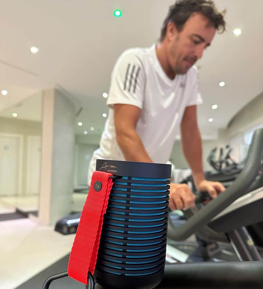 フェルナンド・アロンソさんのインスタグラム写真 - (フェルナンド・アロンソInstagram)「I wanted to introduce you to a new workout partner, my customised Beosound Explore portable speaker. Powerful, water-resistant, and ideal for travel.  @bangolufsen #bangolufsen #beosoundexplore」7月25日 18時36分 - fernandoalo_oficial
